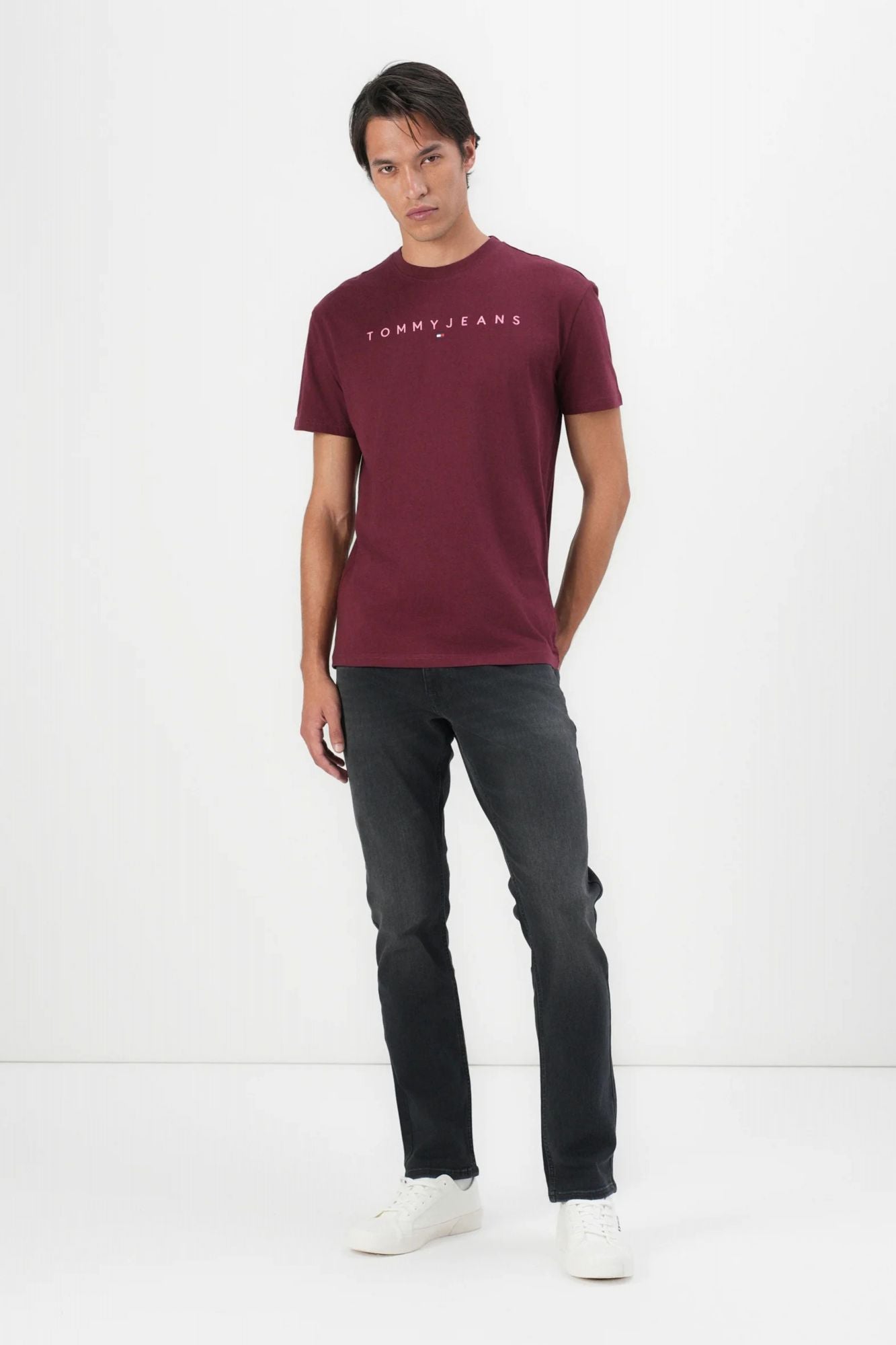 TOMMY JEANS TJM REG LINEAR LOGO TEE en color BURDEOS (4)