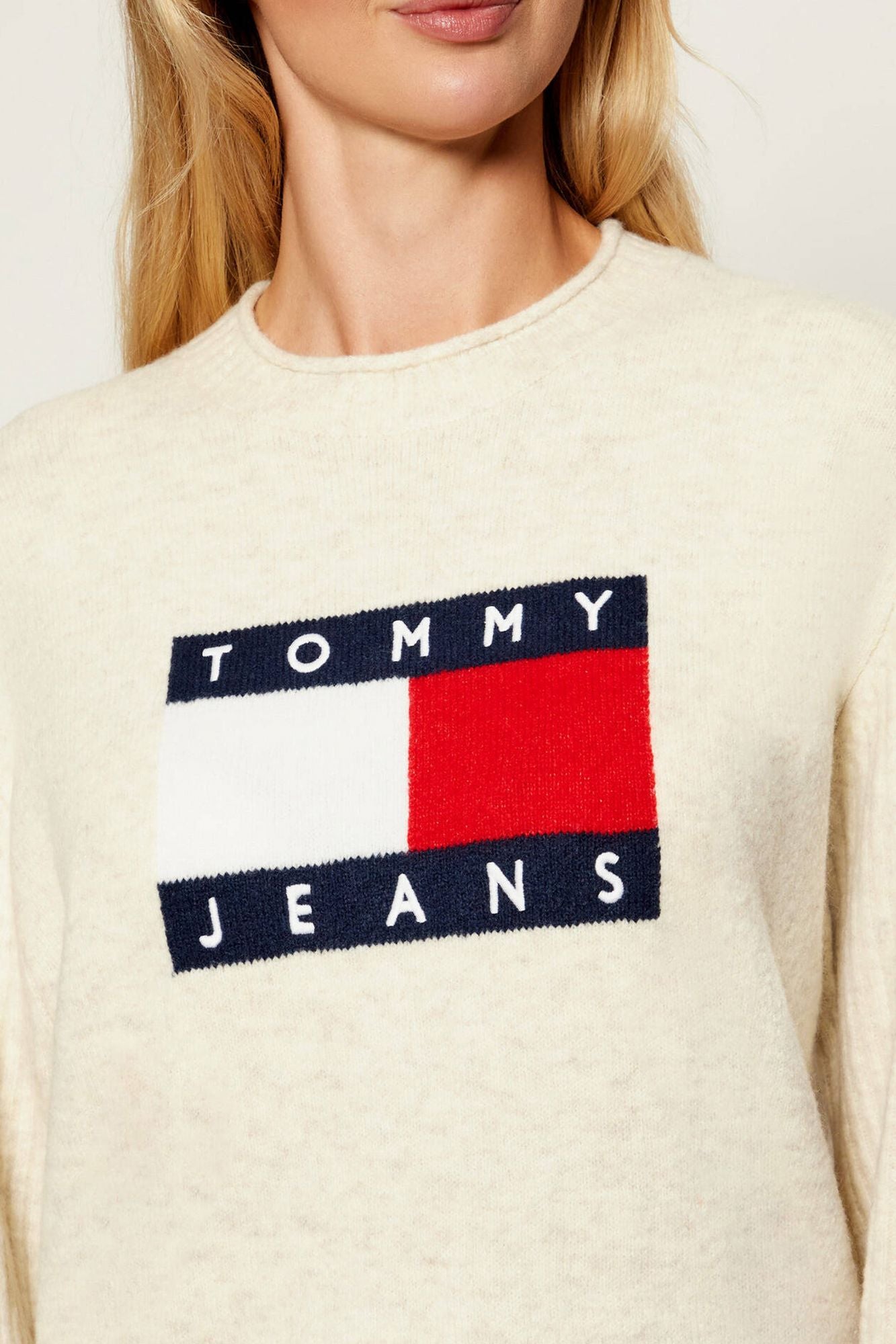 TOMMY JEANS TJW MELANGE FLAG SWEATER en color BLANCO (4)