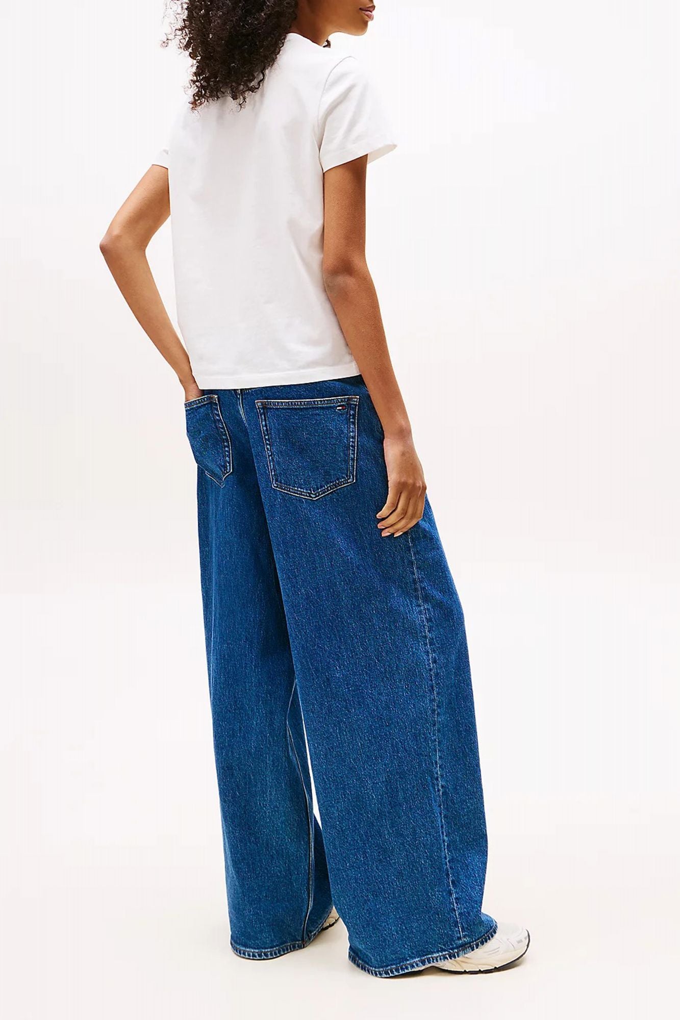 TOMMY JEANS TJW REG VARSITY TEE EXT en color BLANCO (3)