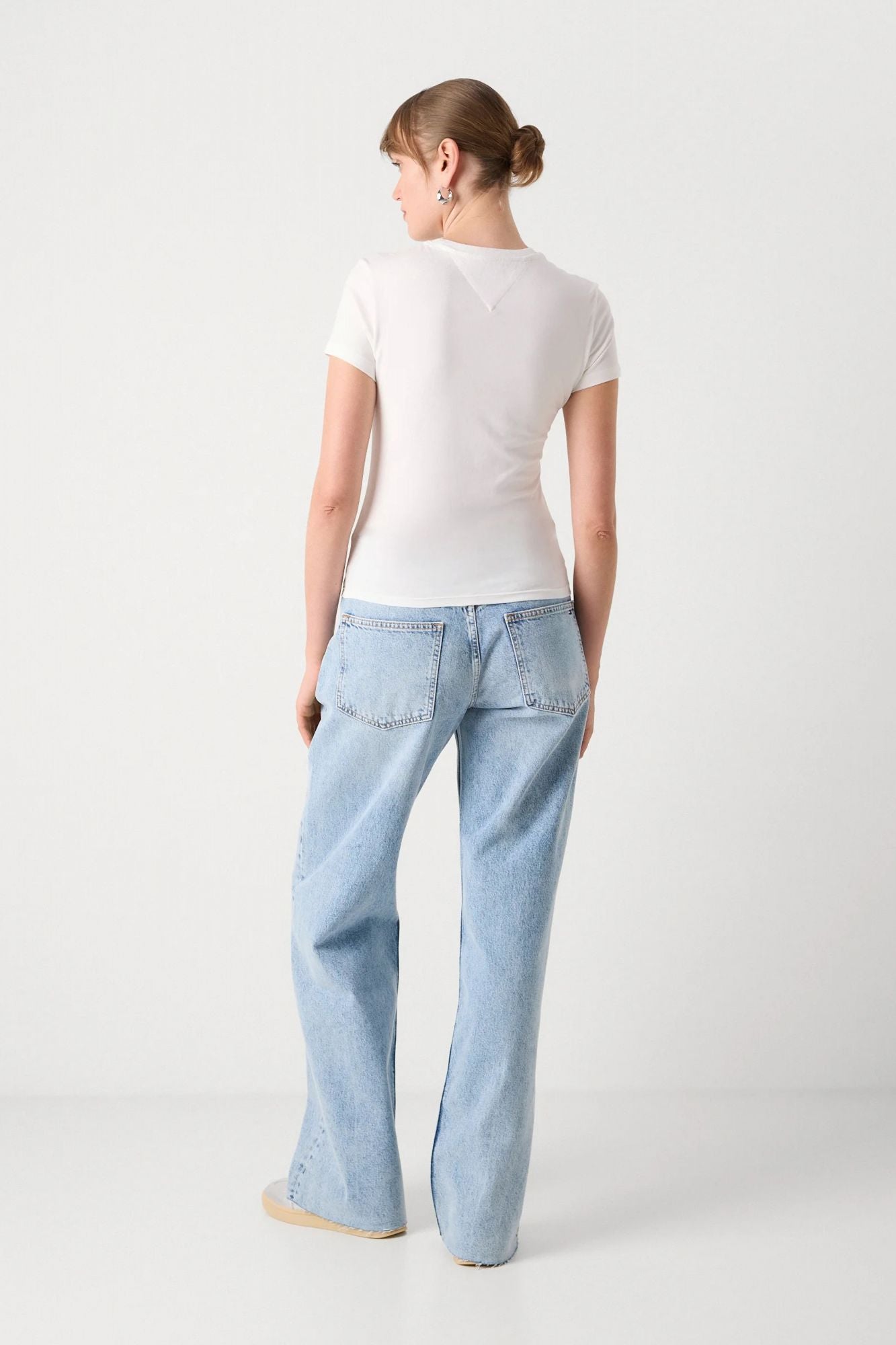 TOMMY JEANS TJW SLIM ESS LOGO 1 TEE en color BLANCO (3)