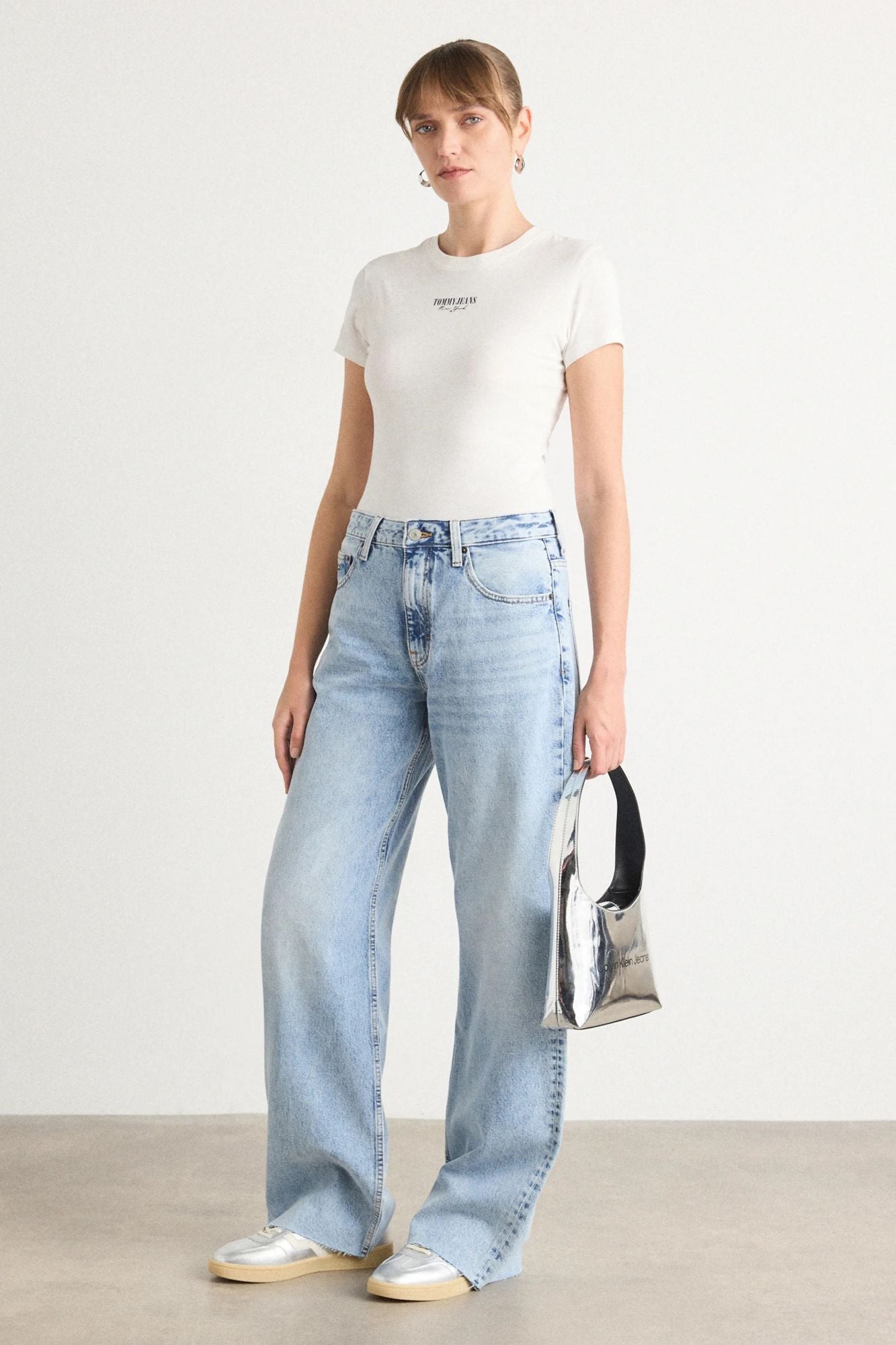 TOMMY JEANS TJW SLIM ESS LOGO 1 TEE en color BLANCO (4)