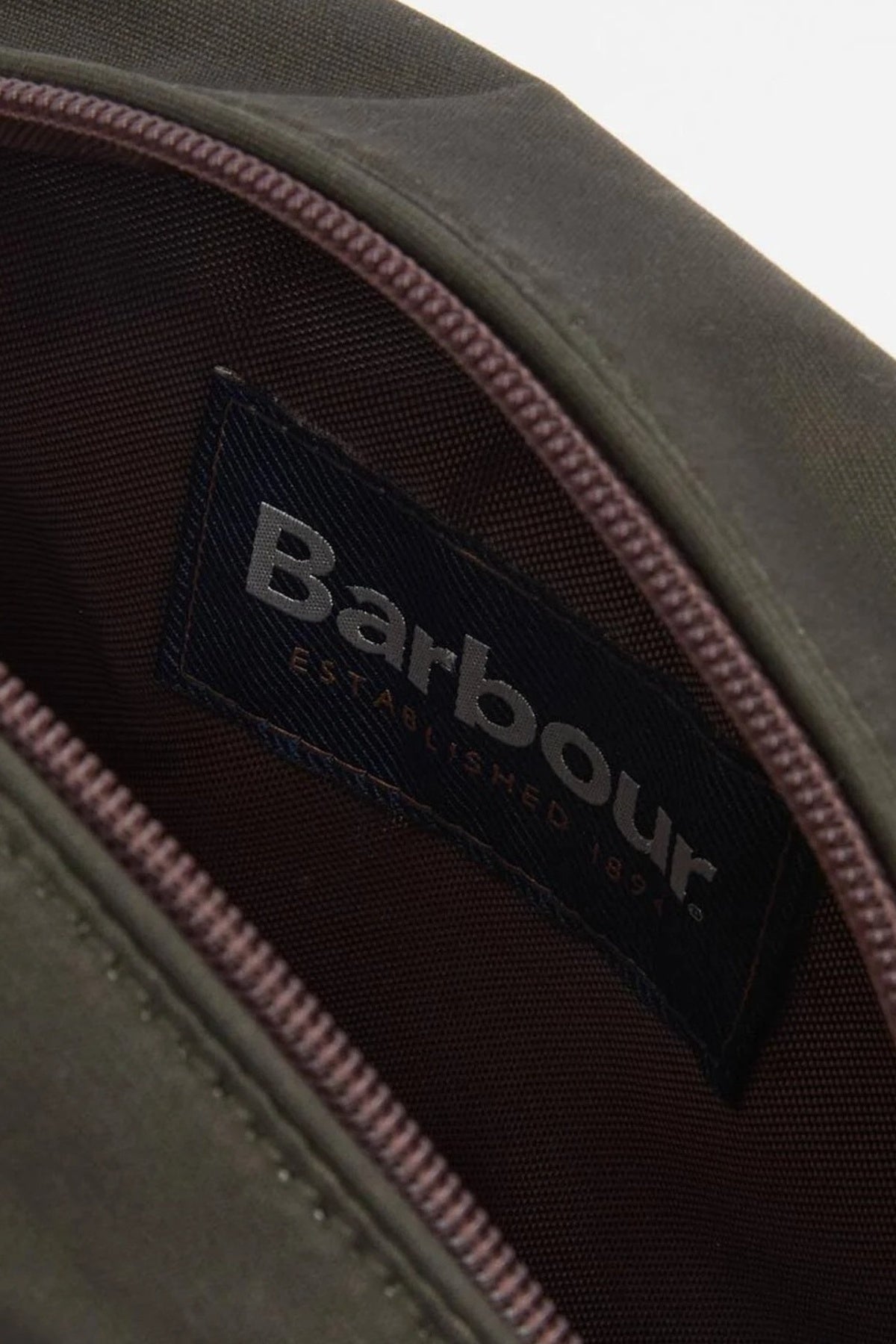 BARBOUR MAC0404OL51 WAX WASHBAG en color VERDE (5)