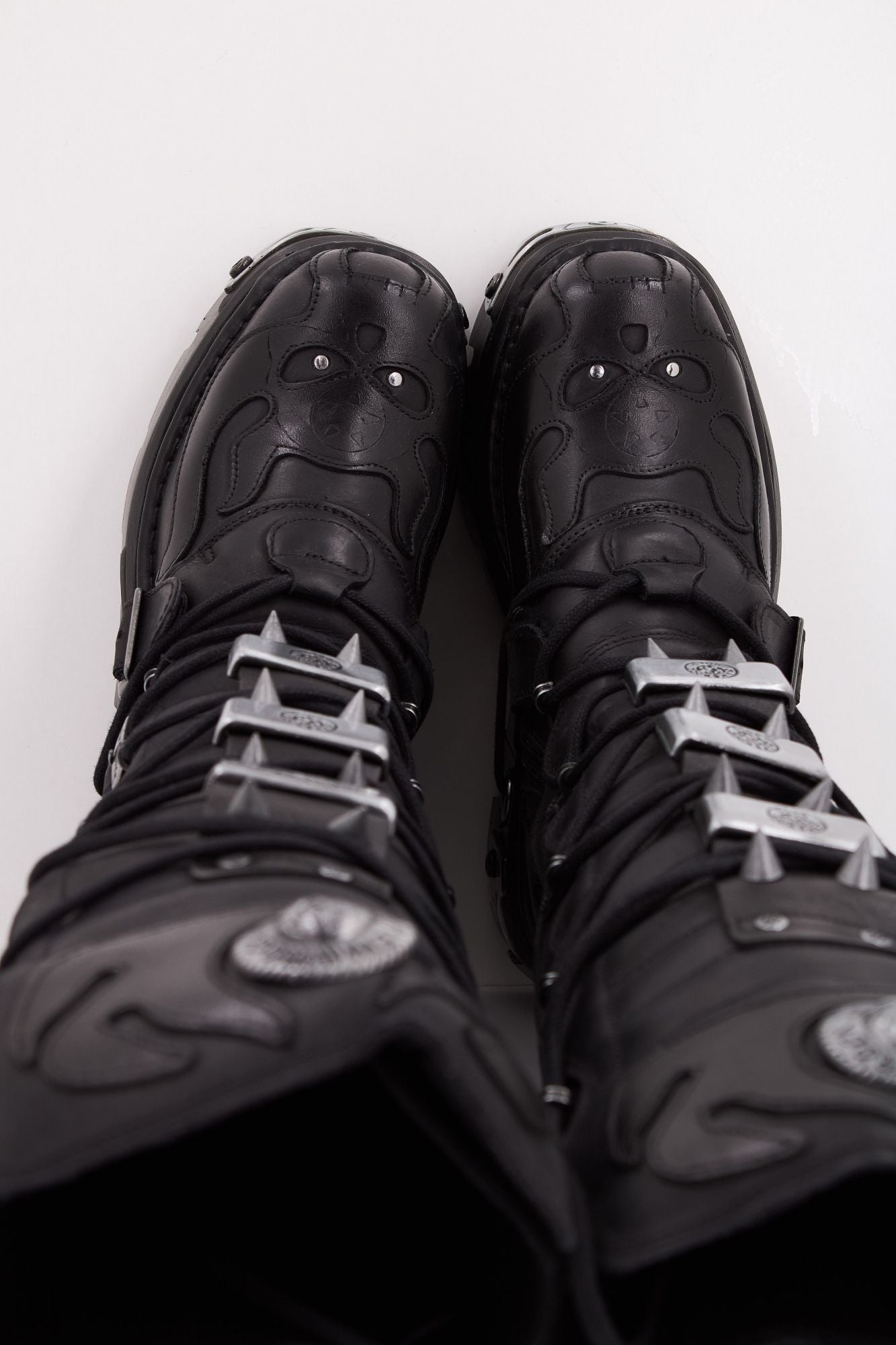 NEW ROCK BOOT METALLIC M161 S1 en color NEGRO (3)