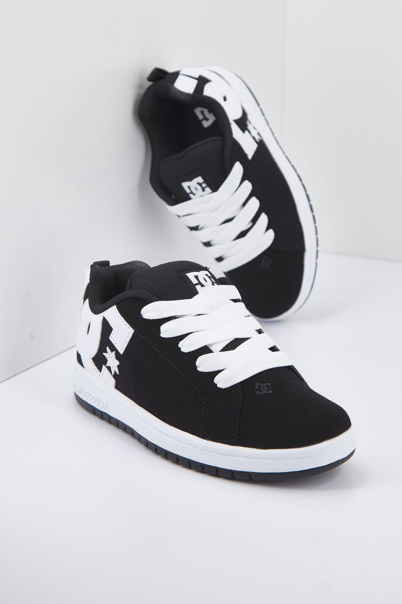 DC COURT GRAFFIK en color NEGRO (1)