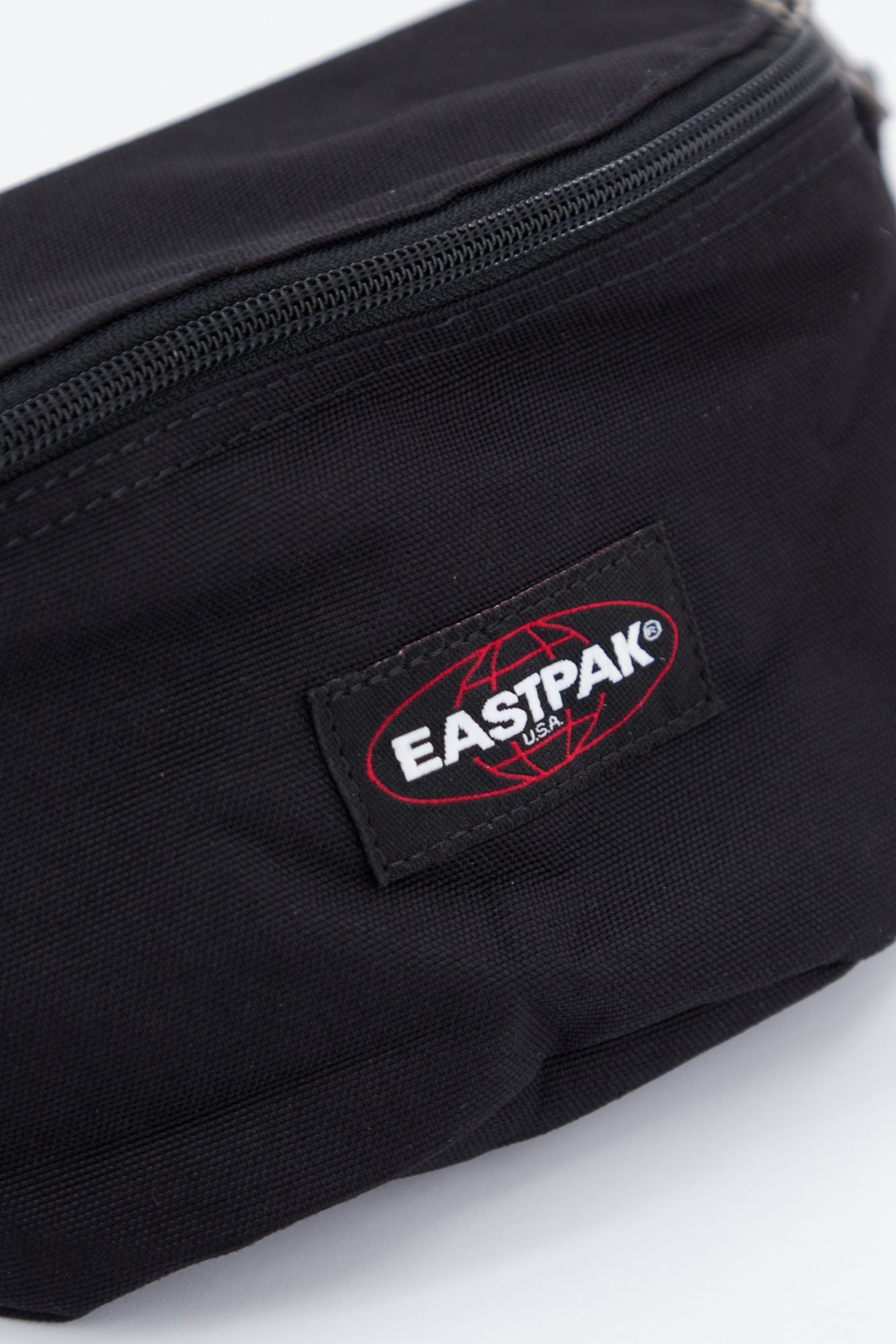 EASTPAK SPRINGER en color NEGRO (3)