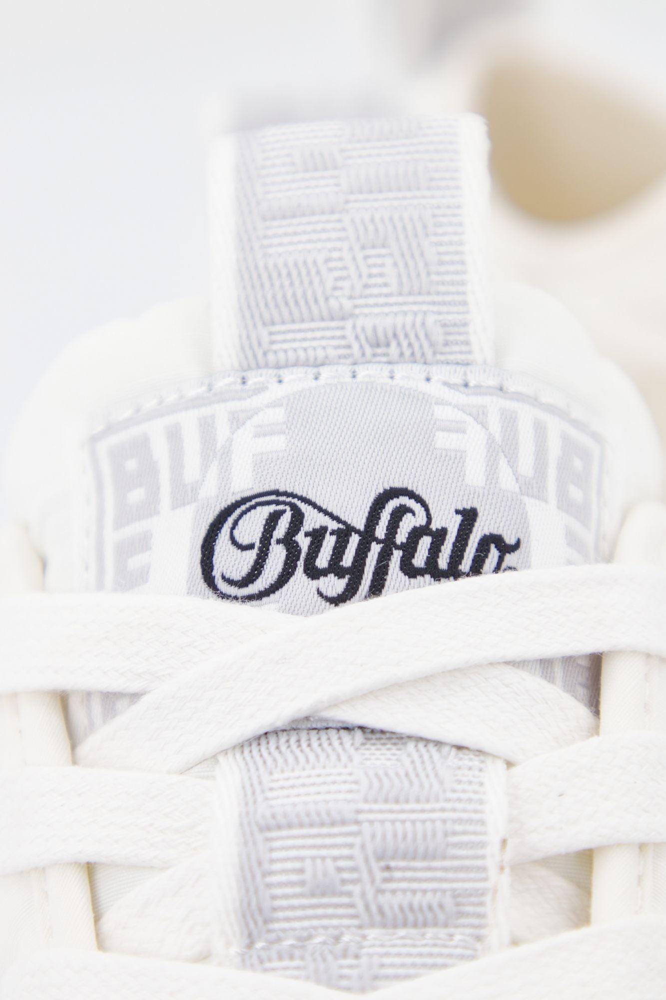 BUFFALO  RAVEN LO en color BLANCO (4)