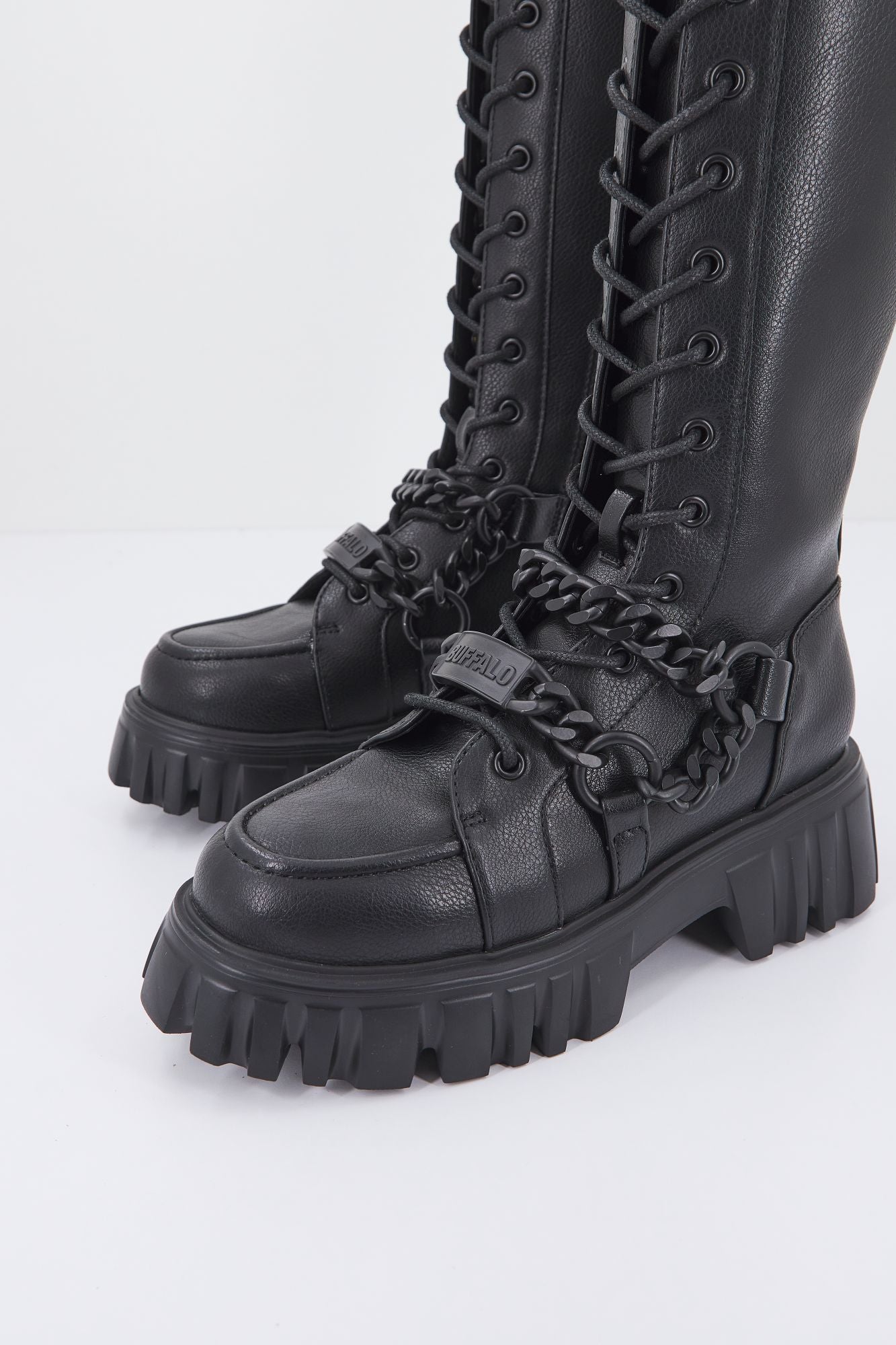 BUFFALO  LION LACE UP HI CHAIN en color NEGRO (2)