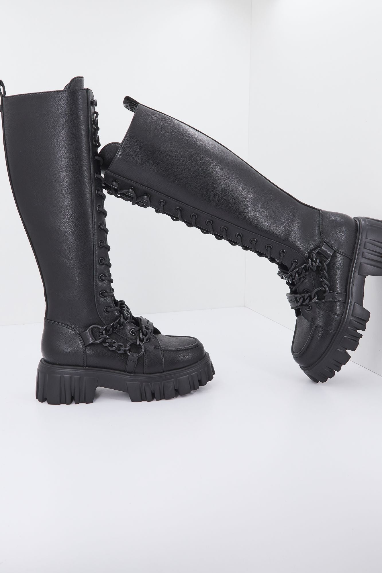 BUFFALO  LION LACE UP HI CHAIN en color NEGRO (3)