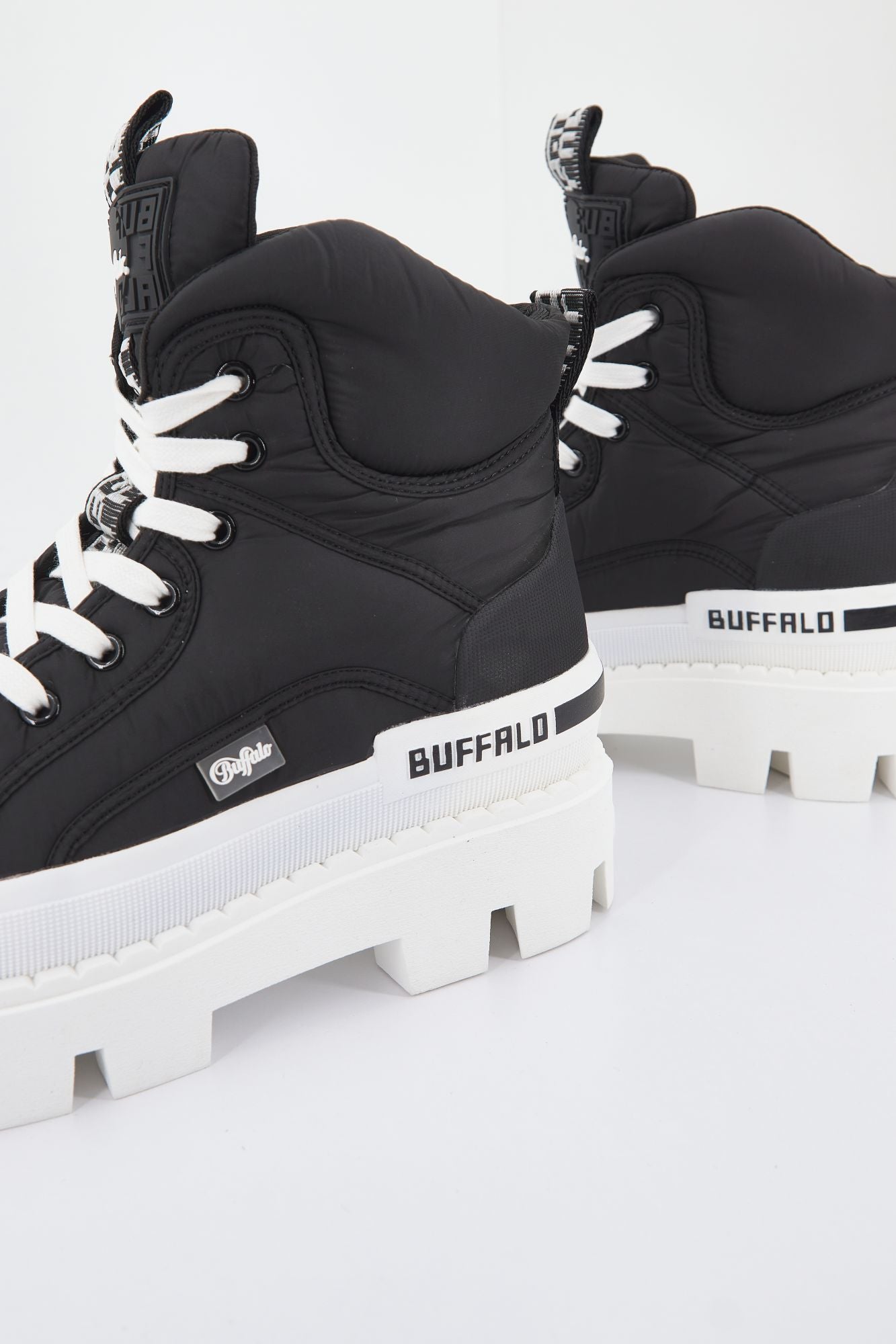 BUFFALO RAVEN LACEUP MID en color NEGRO (2)