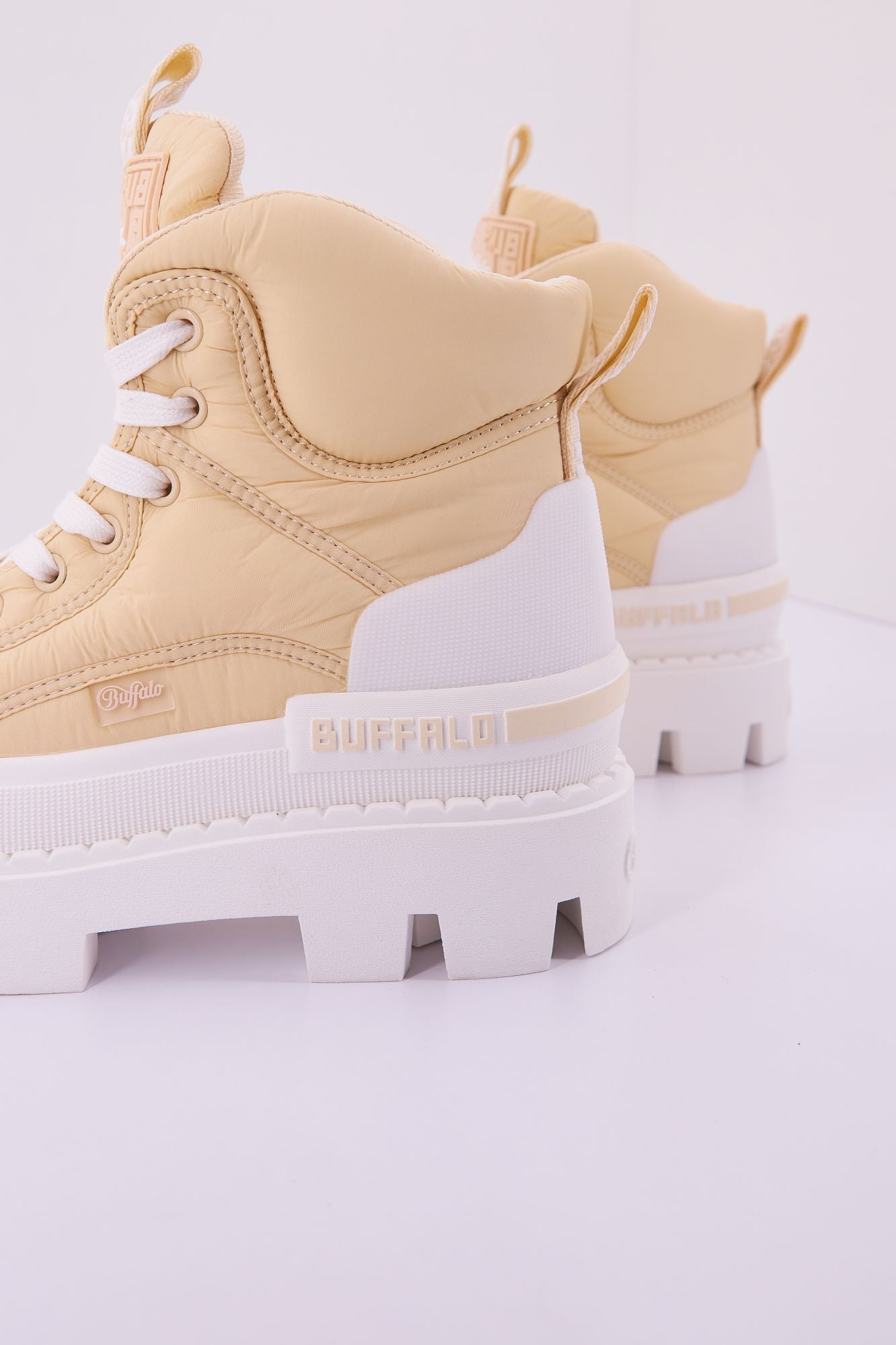 BUFFALO  RAVEN LACEUP MID en color BEIS (3)