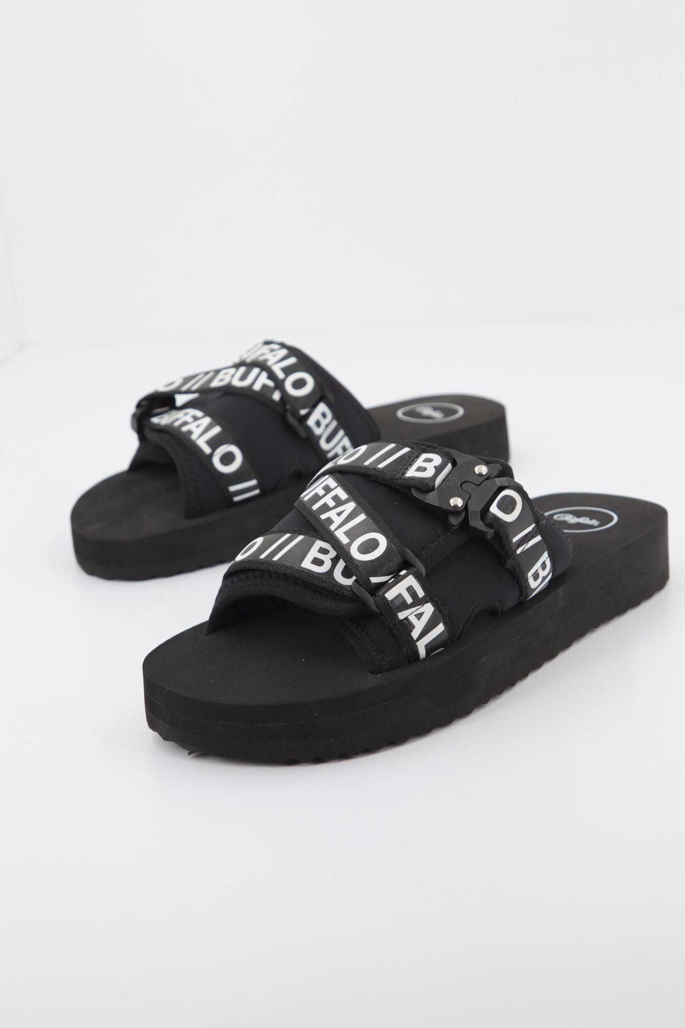 BUFFALO  RURI en color NEGRO (2)