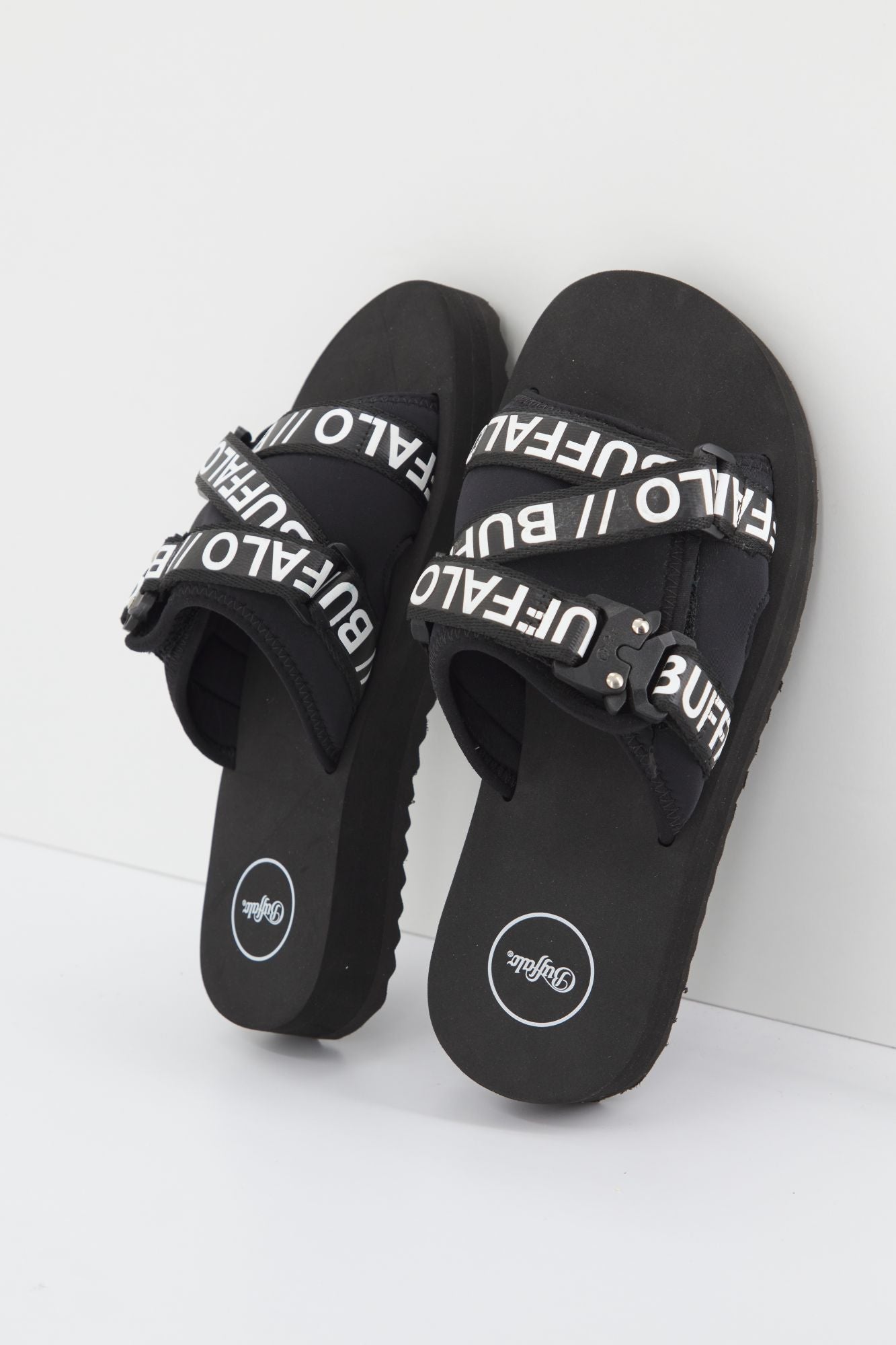 BUFFALO  RURI en color NEGRO (4)