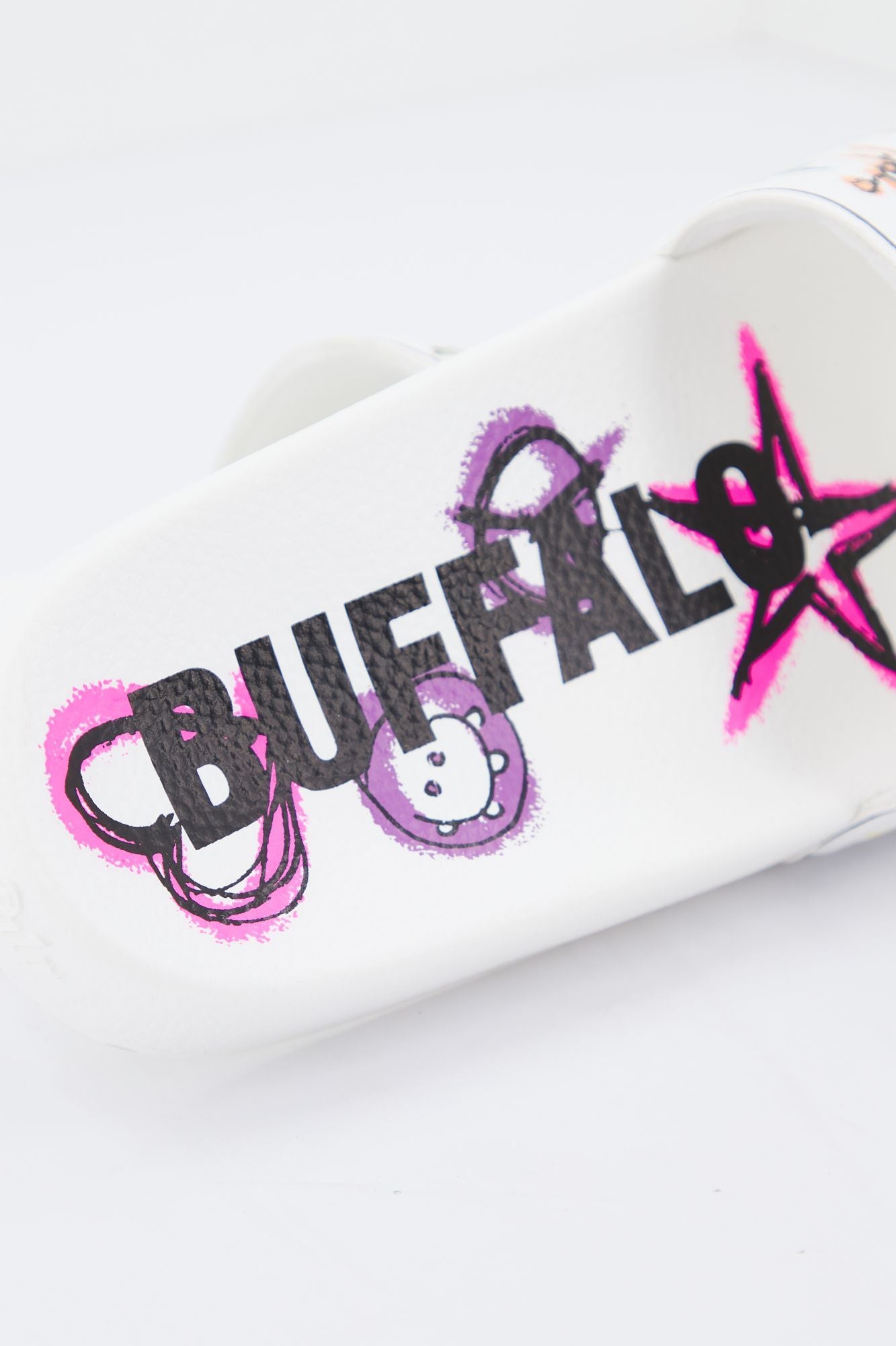 BUFFALO GRAFFITI en color BLANCO (4)