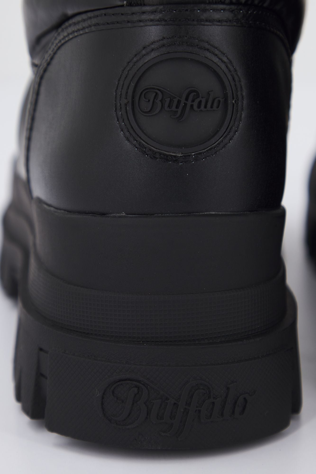 BUFFALO ASPHA QUILT en color NEGRO (4)