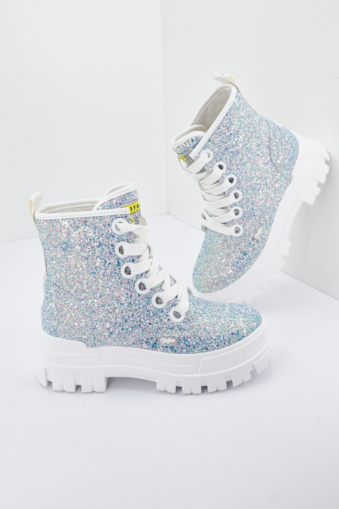 BUFFALO ASPHA LACE UP HI en color PLATA (4)