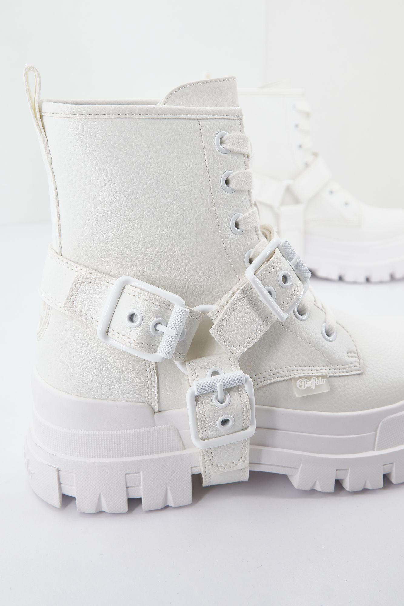 BUFFALO ASPHA BIKER LACE UP MID en color BLANCO (2)