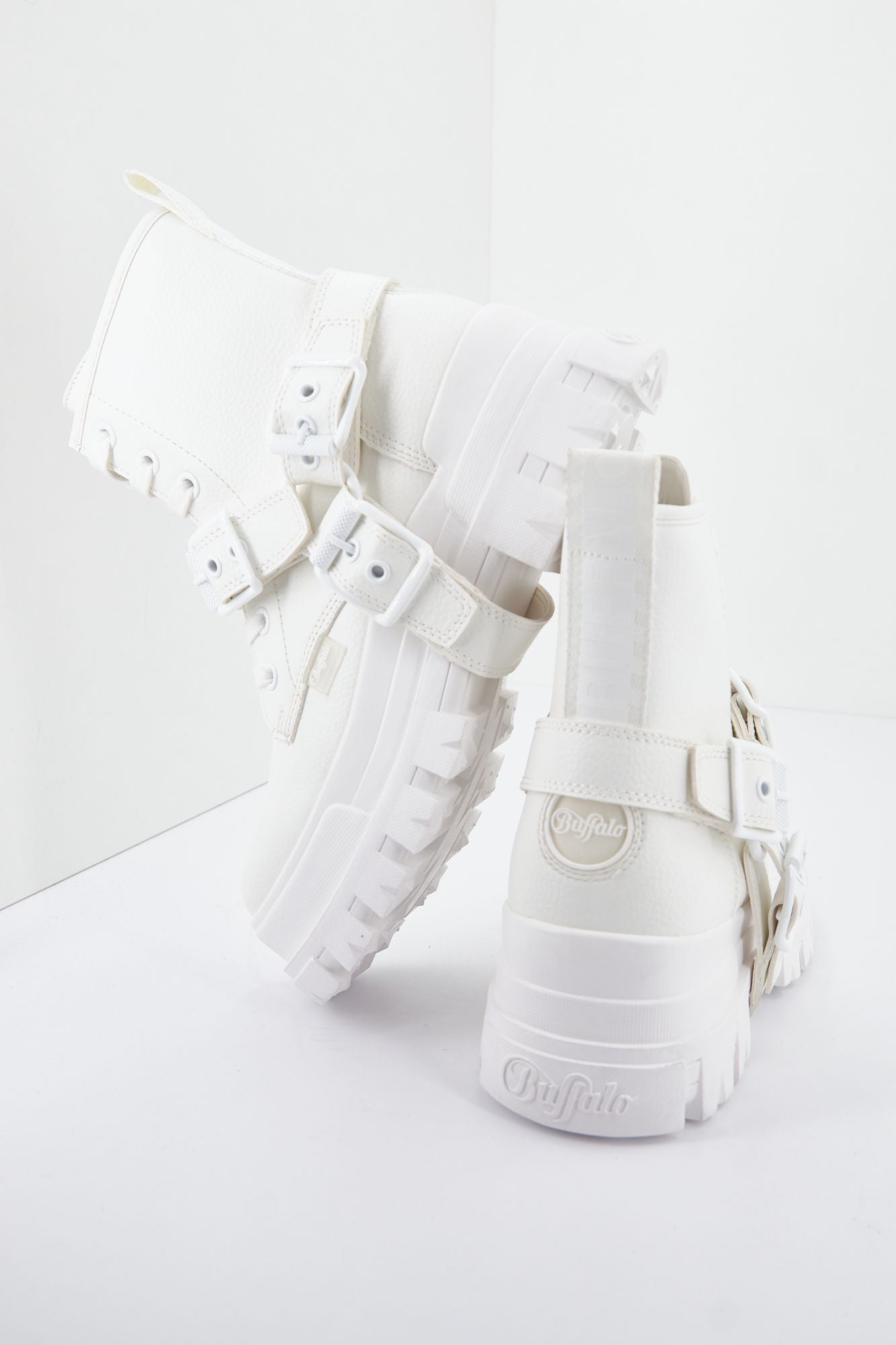 BUFFALO ASPHA BIKER LACE UP MID en color BLANCO (3)