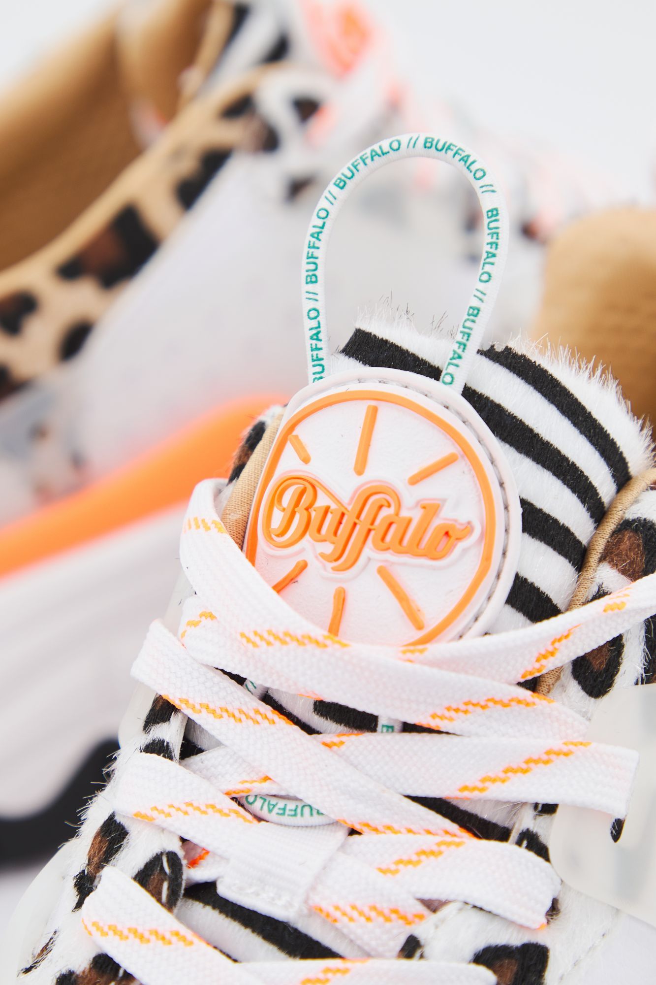 BUFFALO  TRAIL en color BLANCO (4)