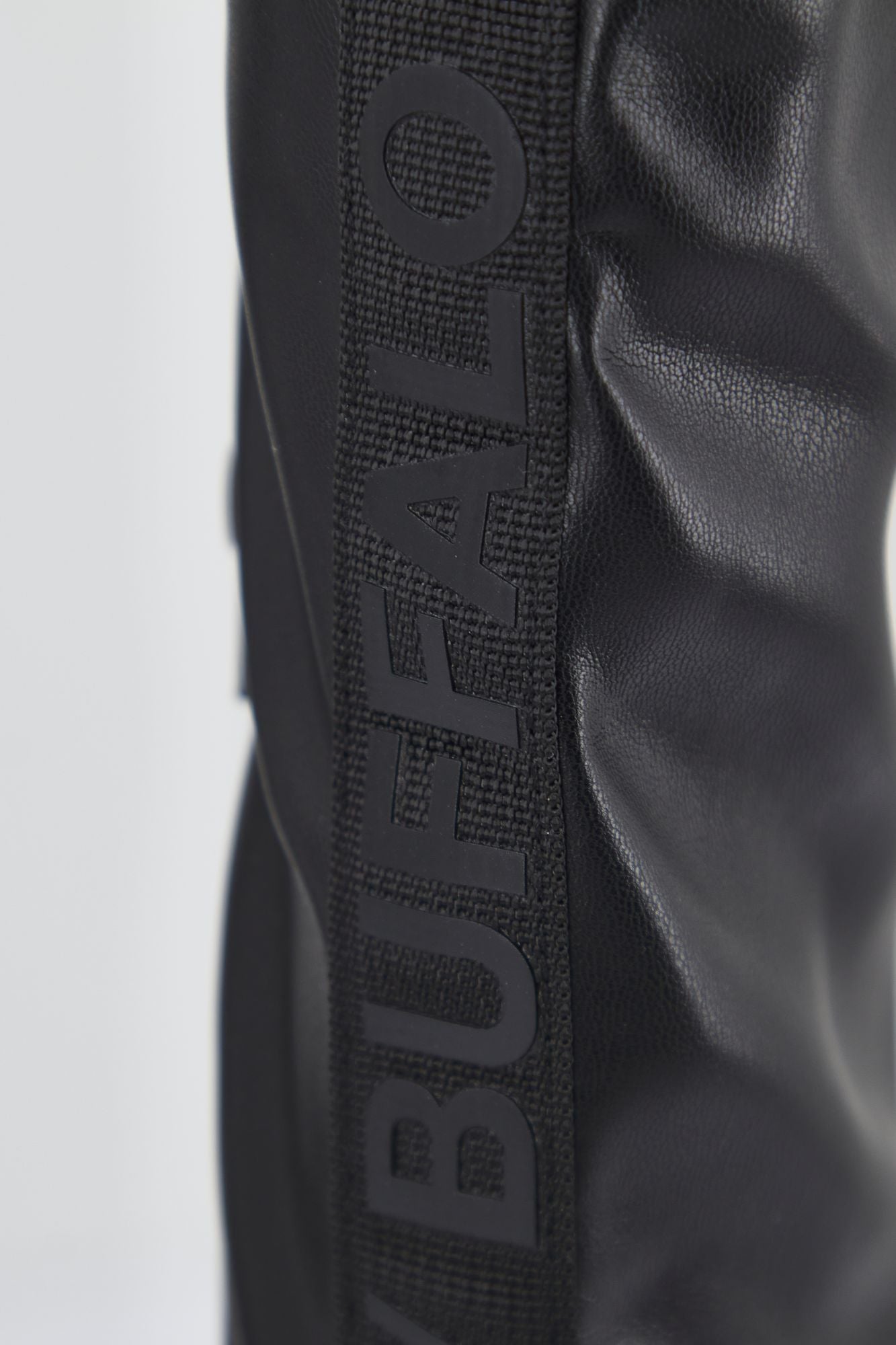 BUFFALO FLORA OVERKNEE en color NEGRO (4)