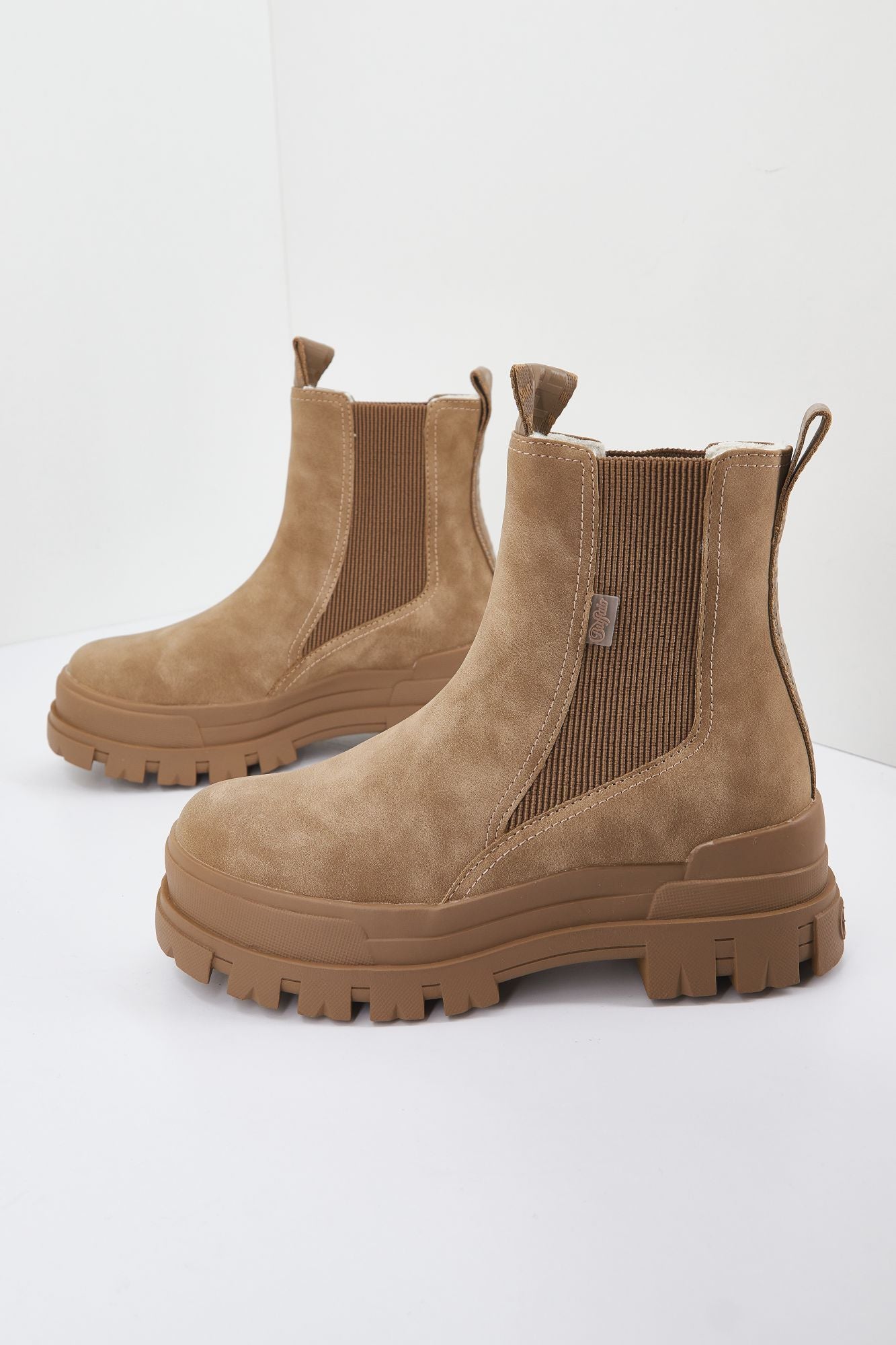 BUFFALO ASPHA CHELSEA MID en color MARRON CLARO (1)
