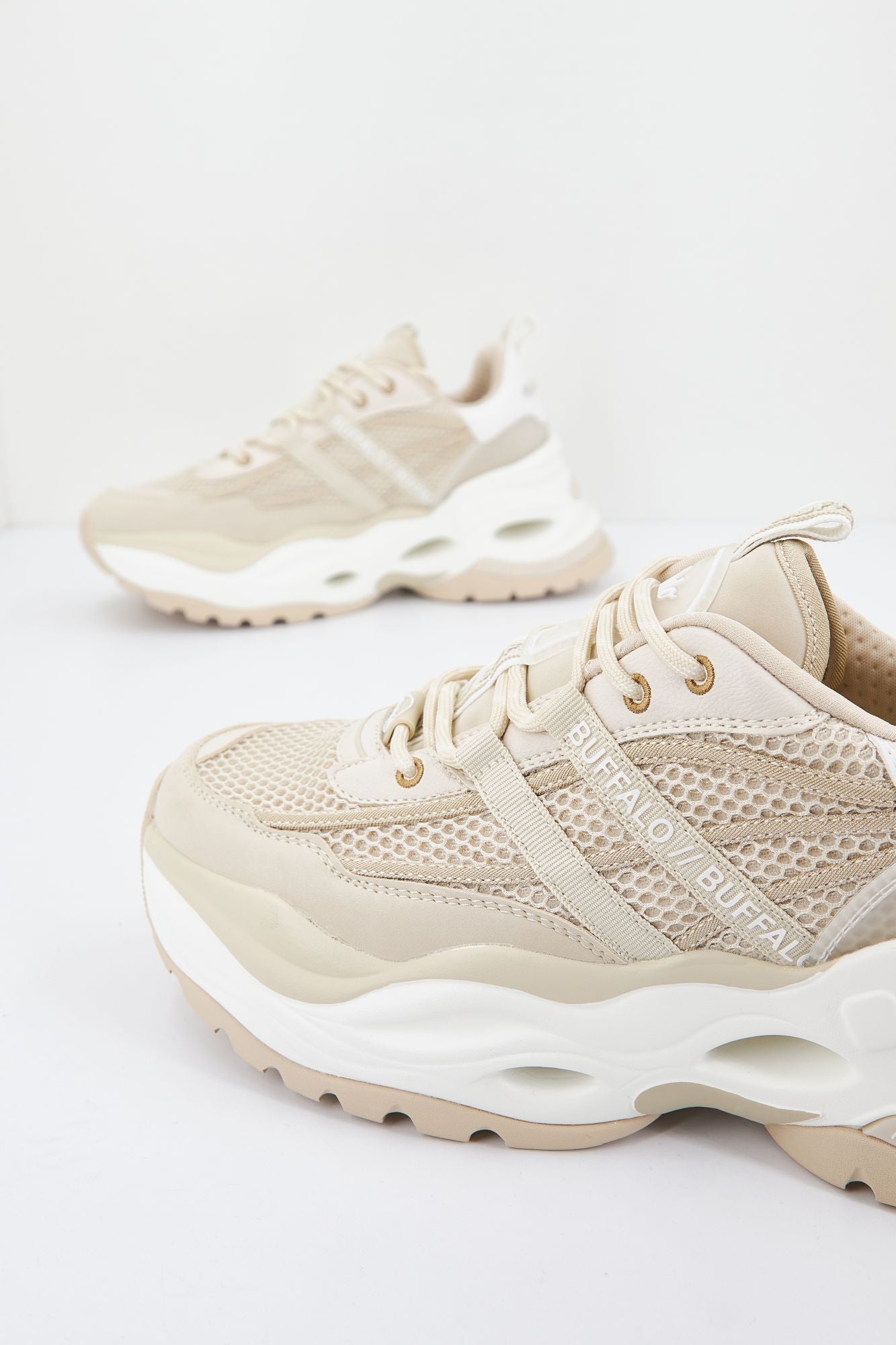 BUFFALO TRIPLET NRG en color BEIS (4)