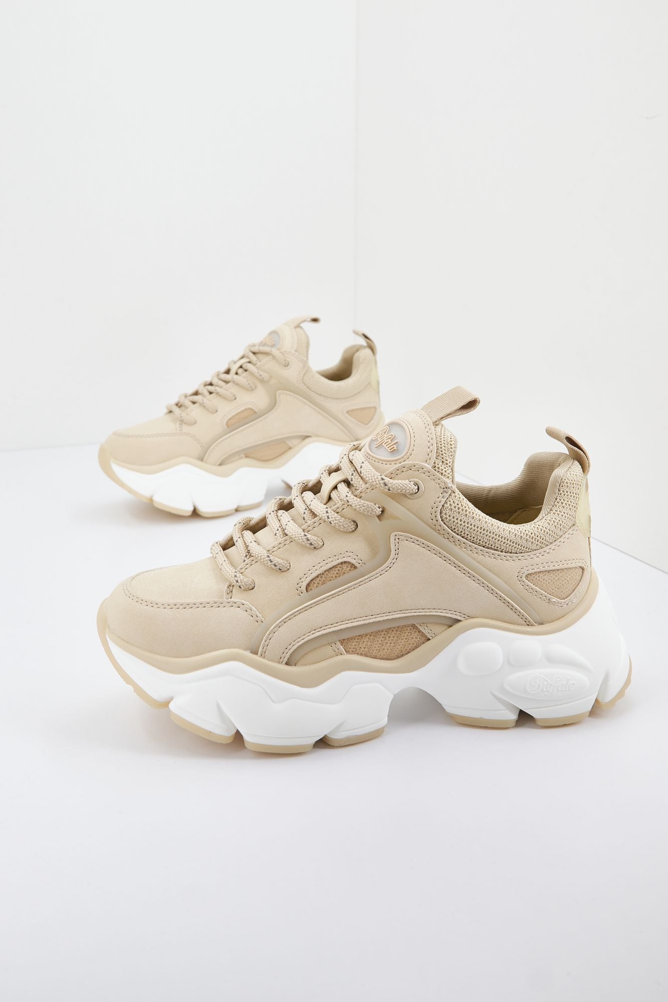 BUFFALO BINARY C SNEAKER en color BEIS (1)