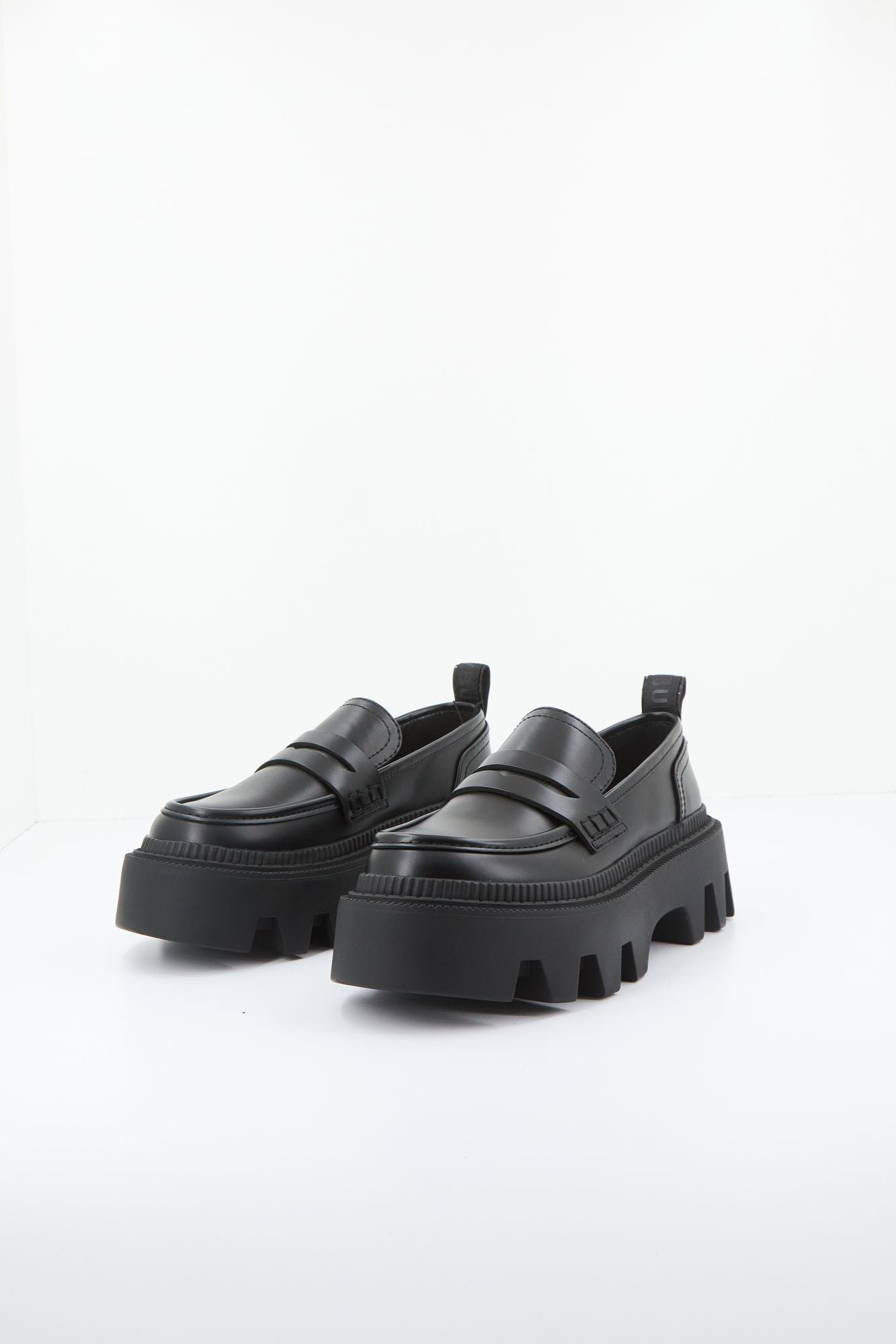 BUFFALO FLORA LOAFER en color NEGRO (2)