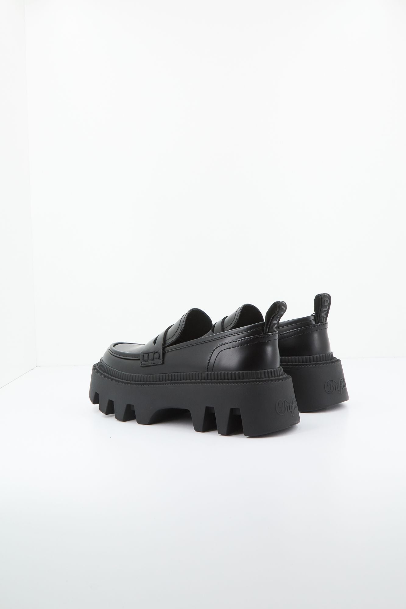 BUFFALO FLORA LOAFER en color NEGRO (4)