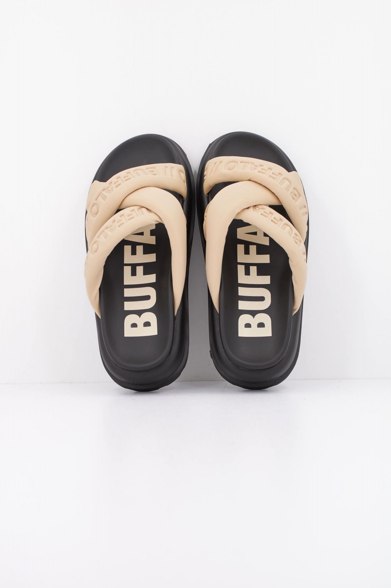 BUFFALO  RAYA ARI STUD VEGAN  en color NUDE (5)