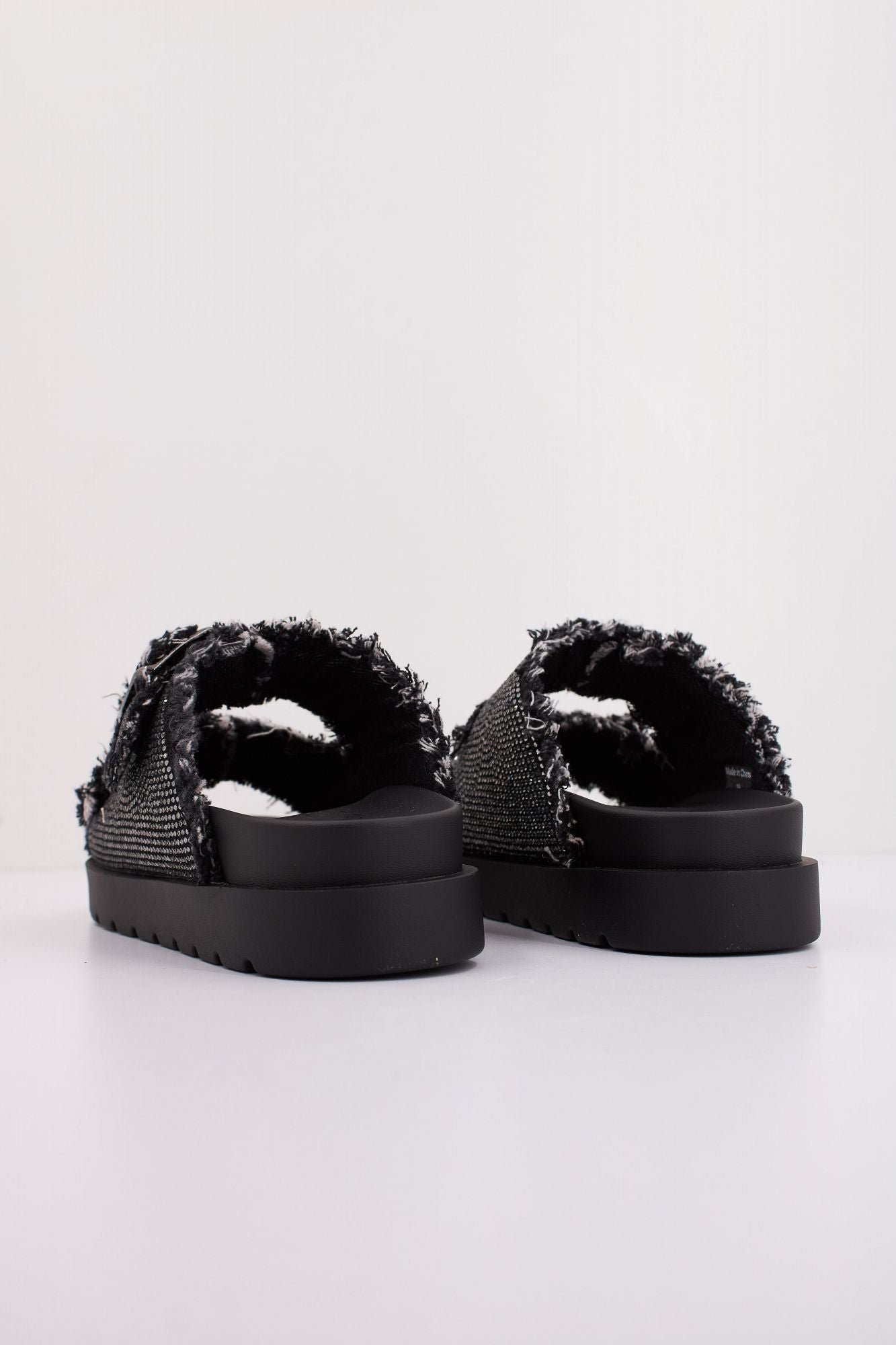 BUFFALO EVE ARI SPARK en color NEGRO (4)