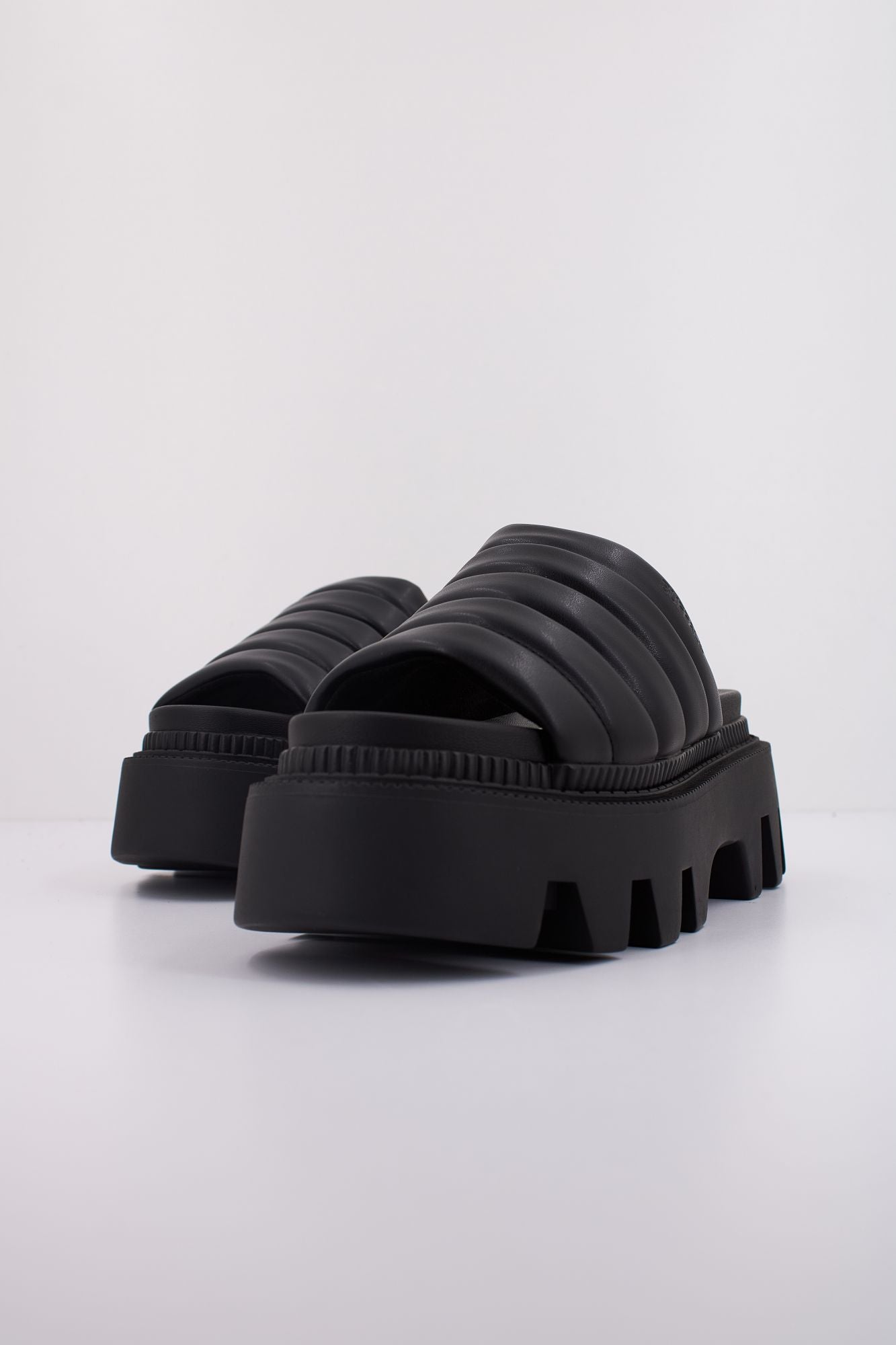 BUFFALO FLORA MULE QUILT en color NEGRO (2)