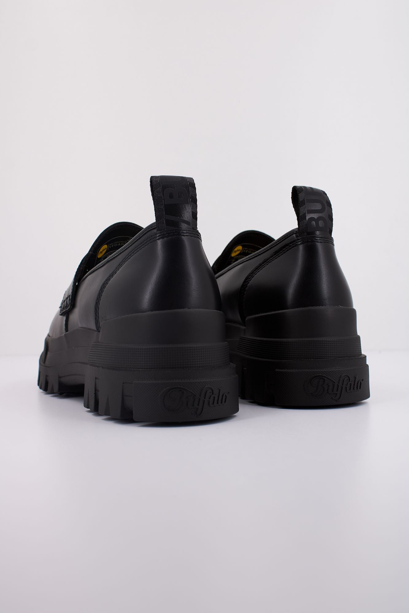BUFFALO ASPHA LOAFER  en color NEGRO (4)