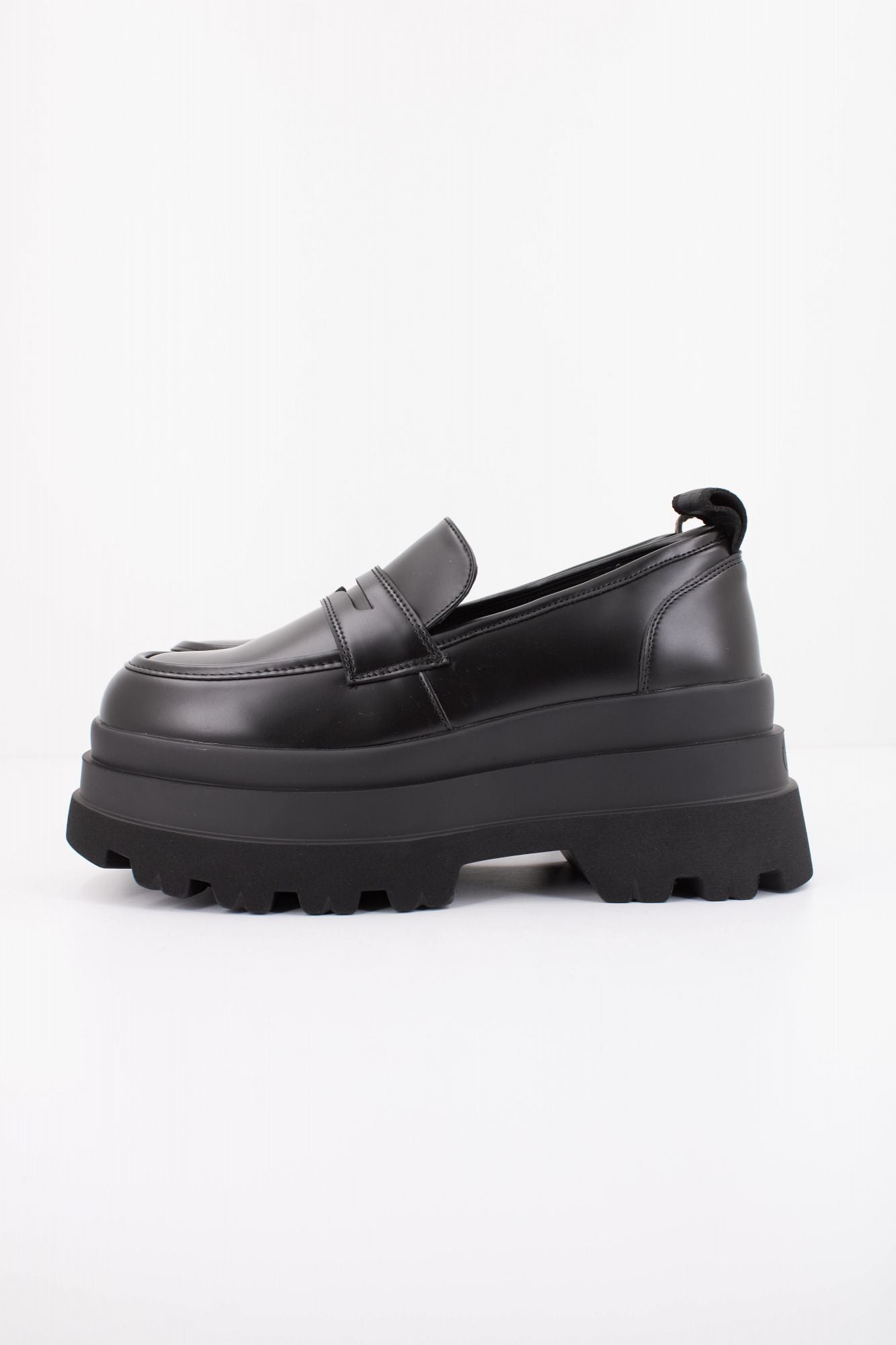 BUFFALO JUPITER LOAFER en color NEGRO (1)
