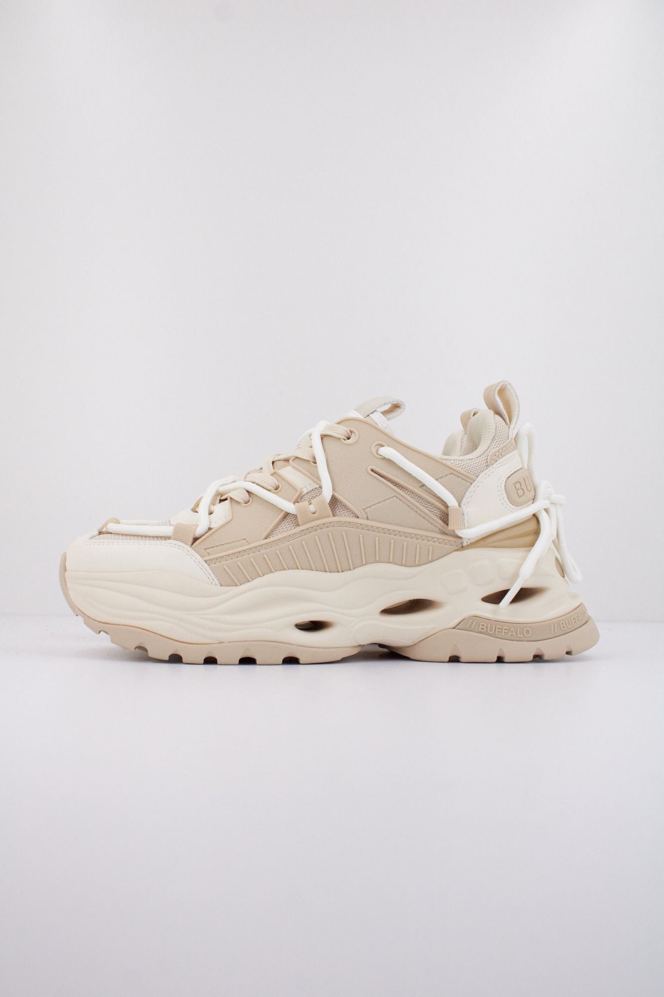 BUFFALO TRIPLET LACE en color BEIS (1)