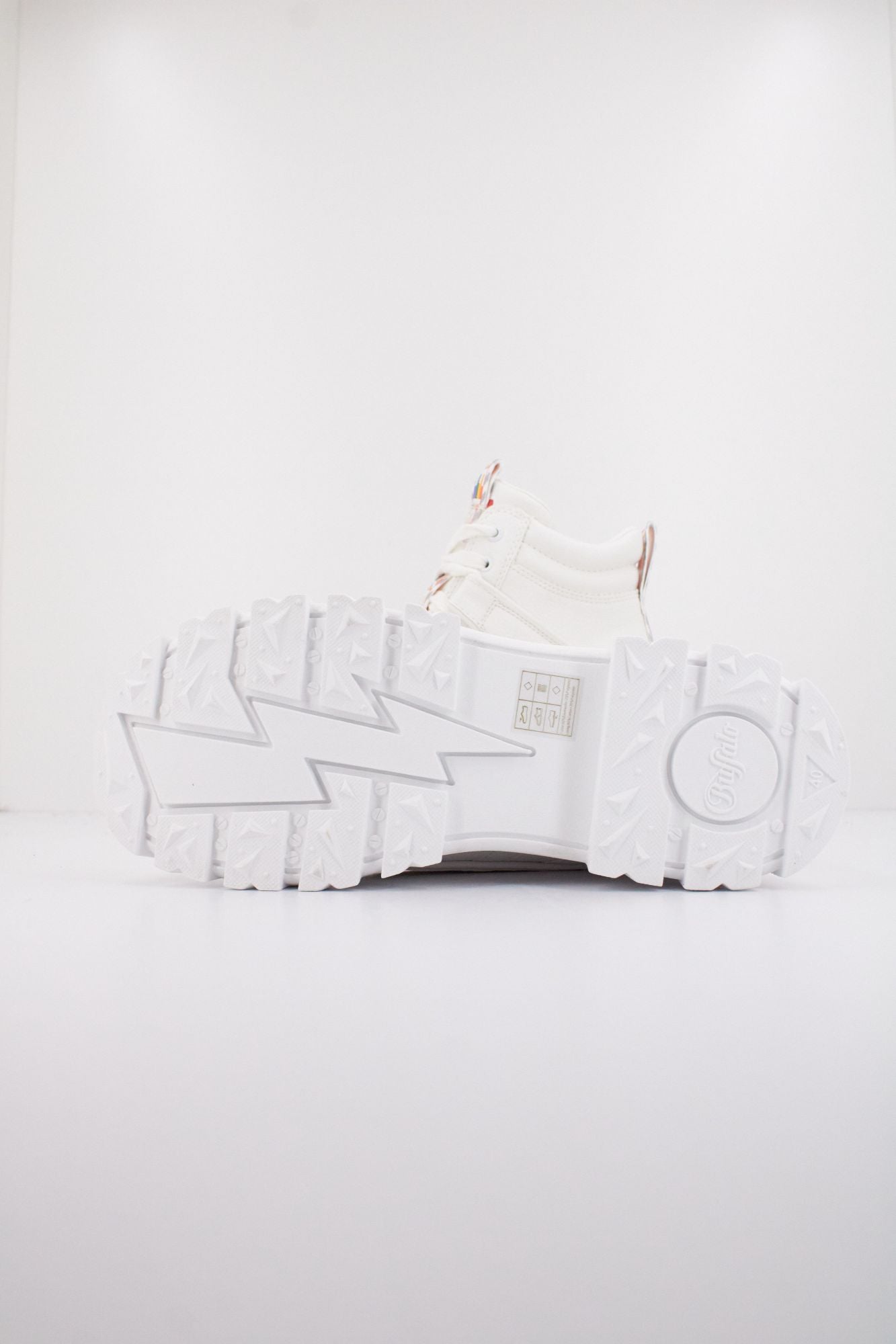BUFFALO ASPHA NC MID en color BLANCO (5)
