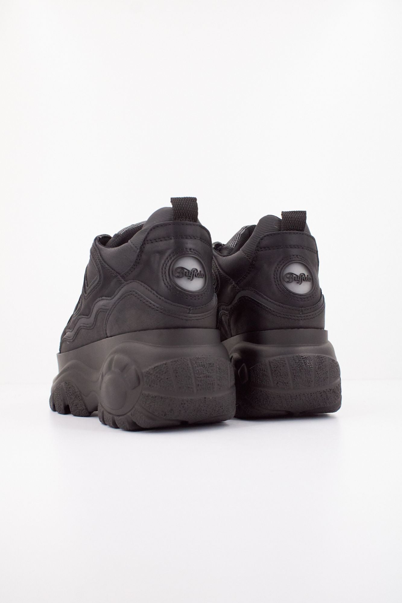 BUFFALO CLASSIC LOW SNEAKERS en color NEGRO (4)