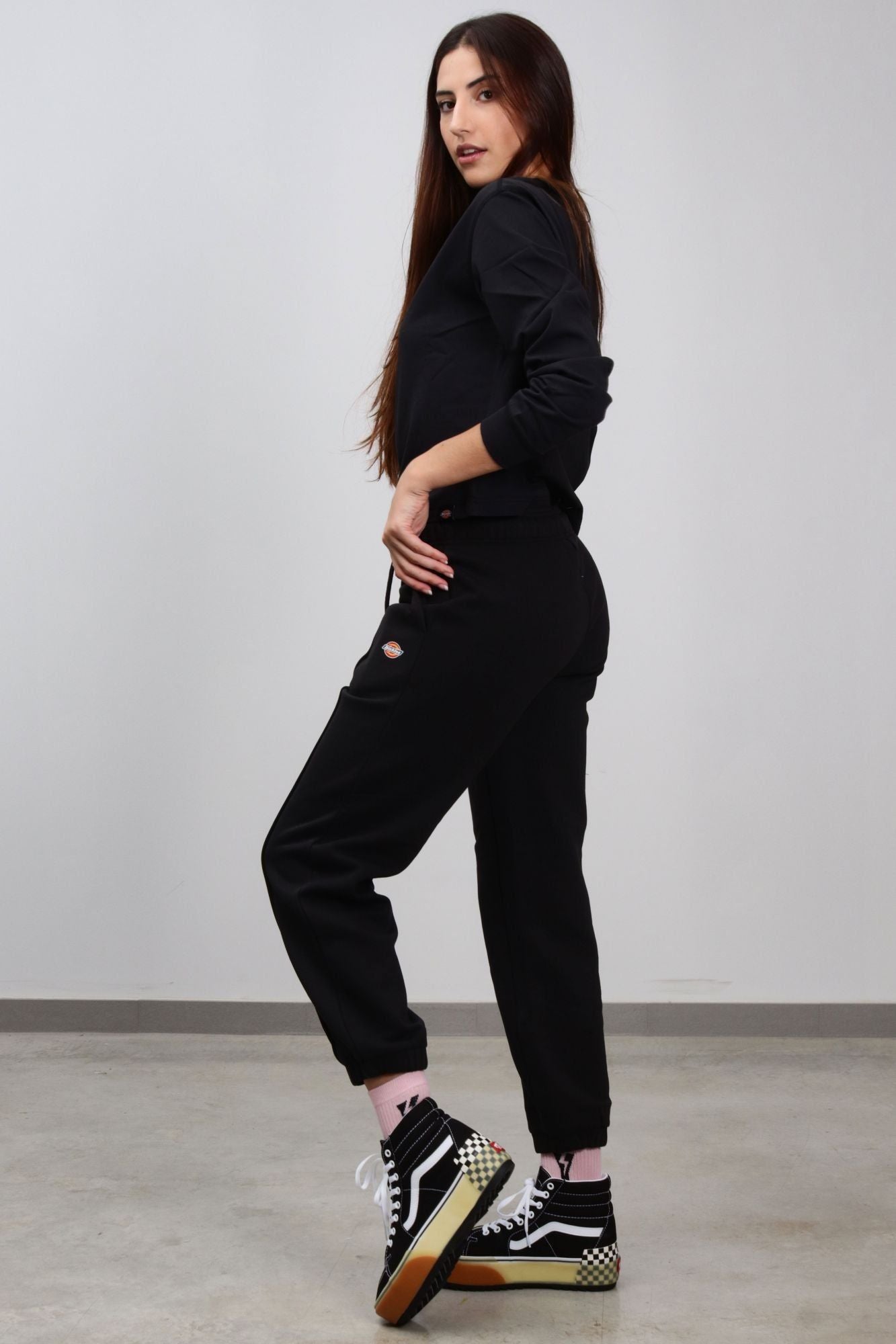 DICKIES MAPLETON SWEATPANT WOM en color NEGRO (3)