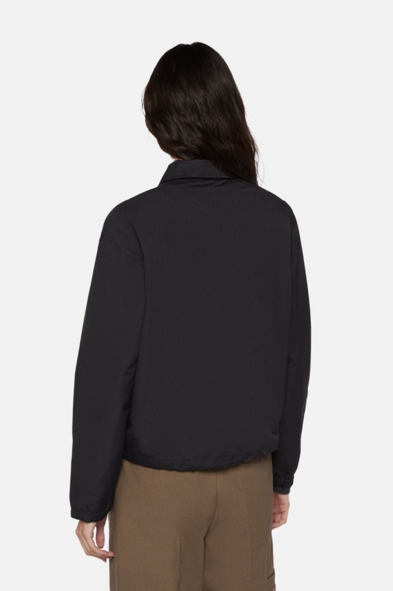 DICKIES OAKPORT CROPPED COACH en color NEGRO (3)