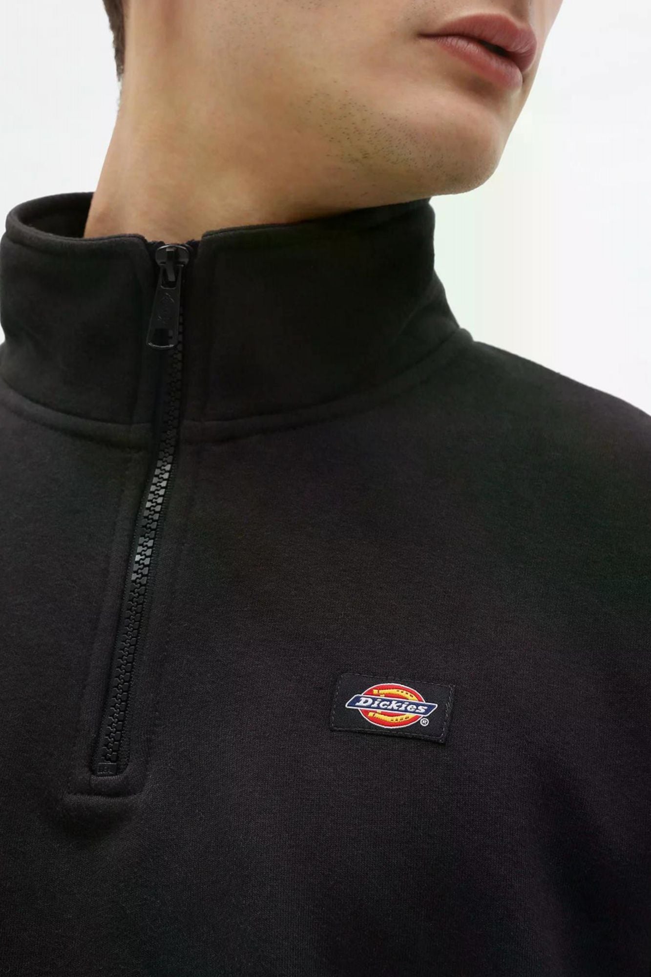 DICKIES OAKPORT QUARTER en color NEGRO (3)