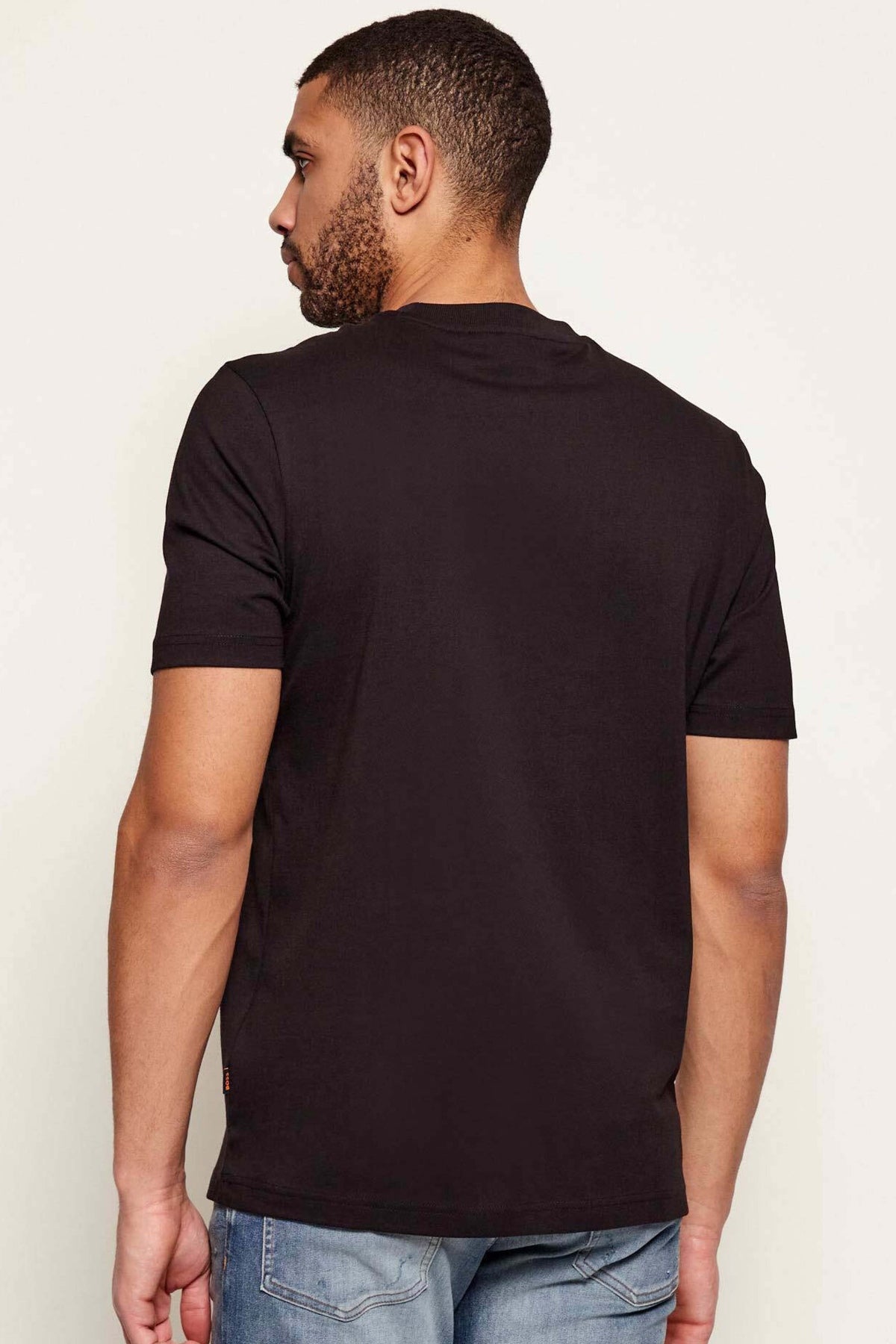 BOSS  TE INSIGNIA  en color NEGRO (2)
