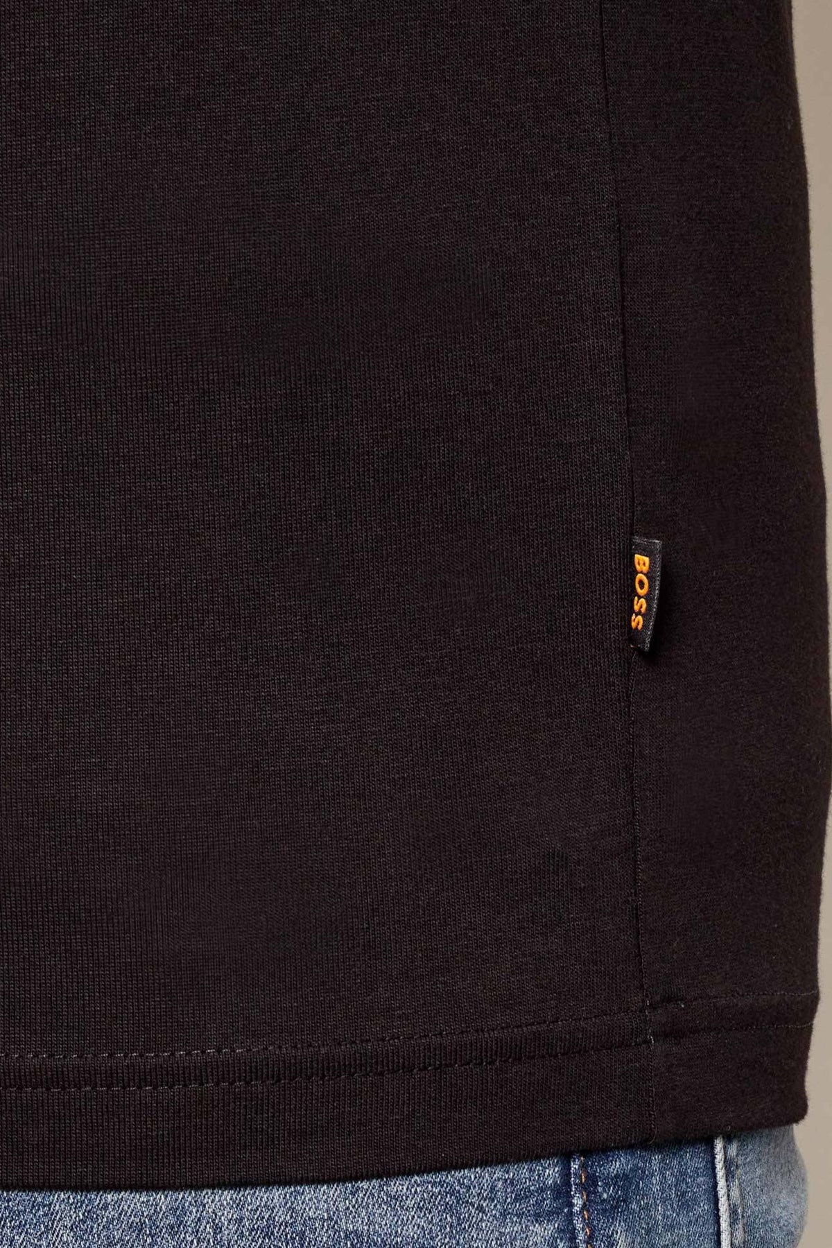 BOSS  TE INSIGNIA  en color NEGRO (4)