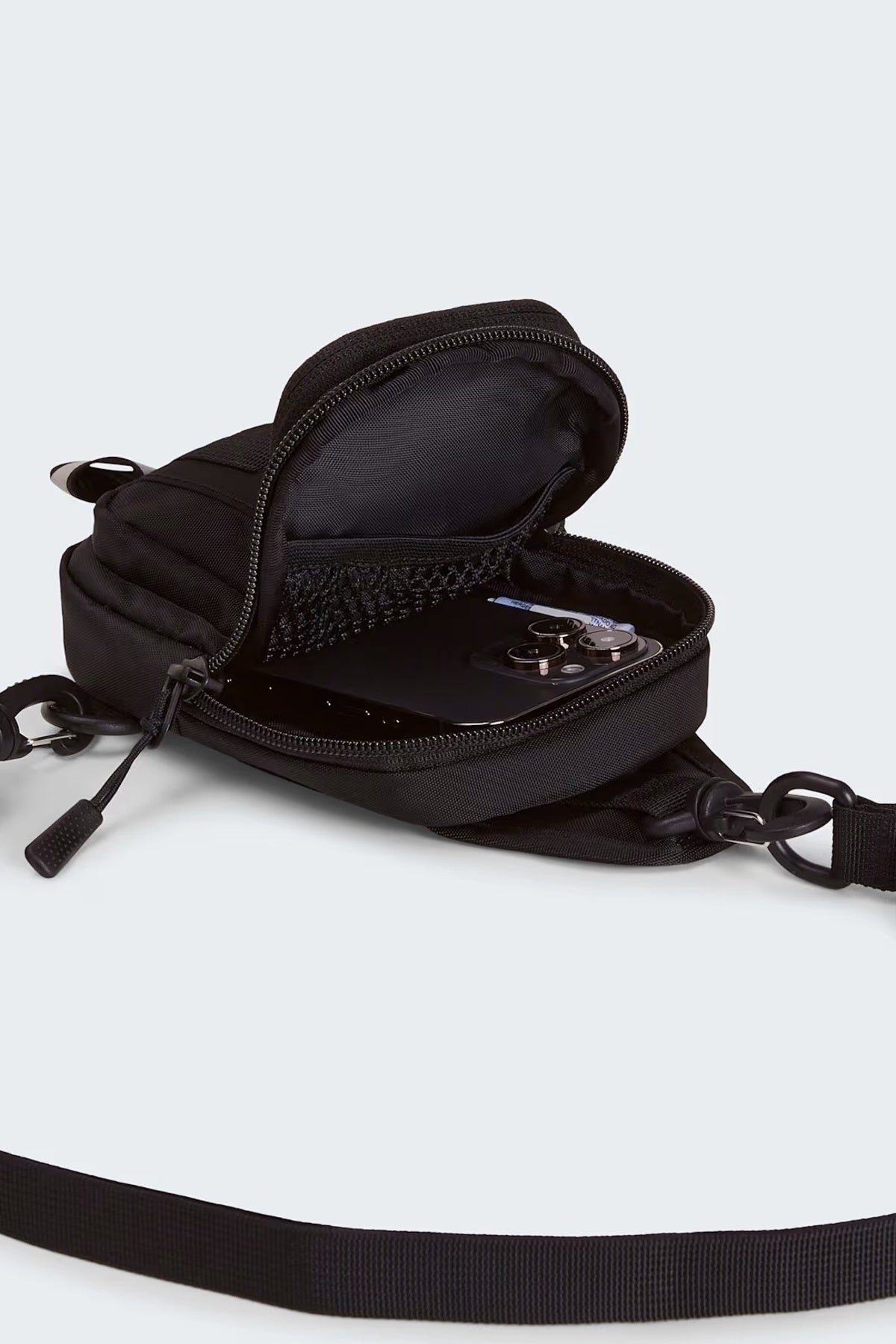 THE NORTH FACE HOT SHOT CROSSBODY en color NEGRO (3)