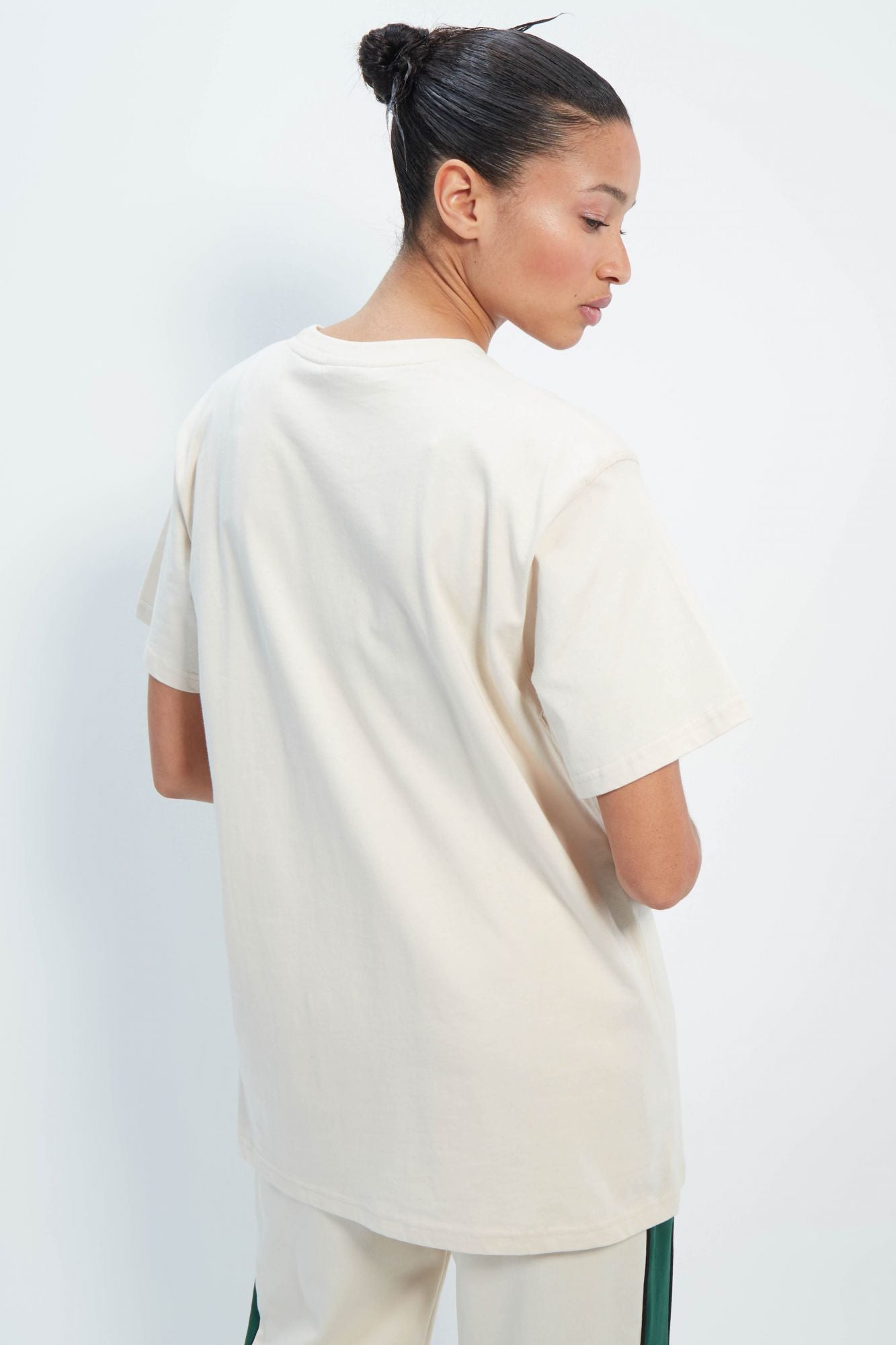 ELLESSE NIRA TEE en color BEIS (3)