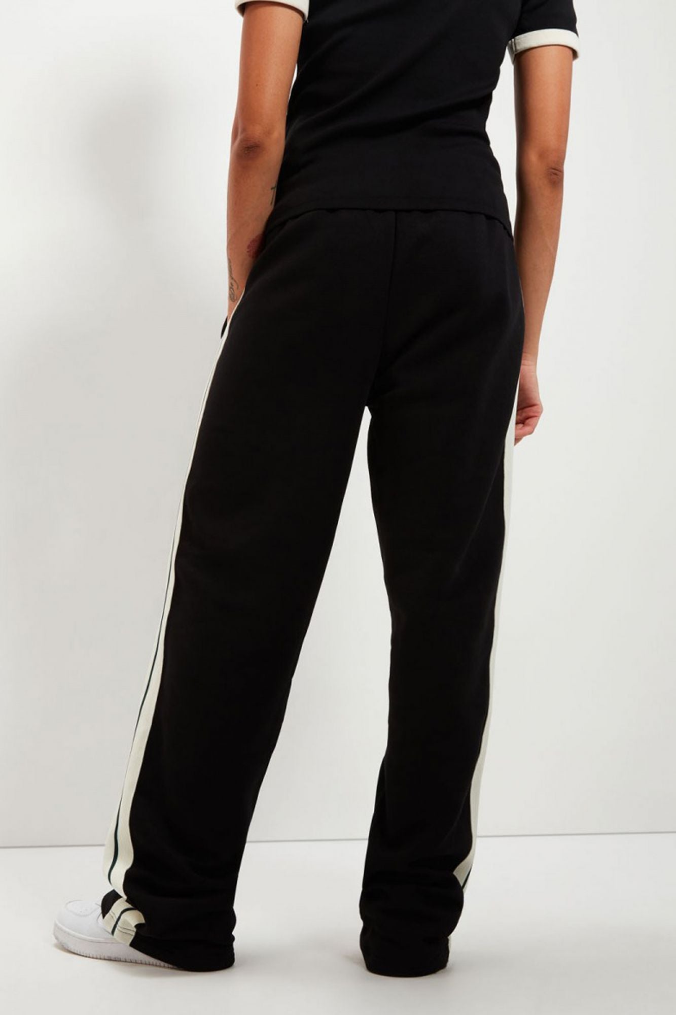 ELLESSE  RADICE JOGGER en color NEGRO (3)