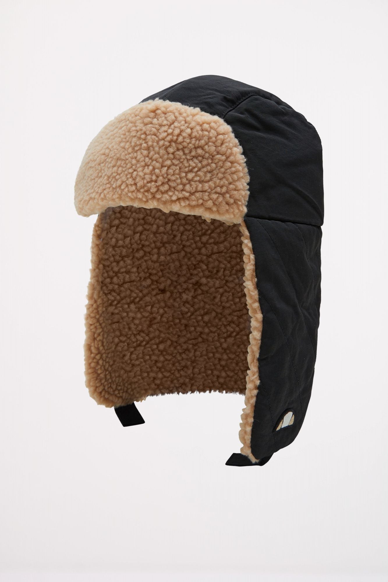 ELLESSE ALMOND TRAPPER en color NEGRO (1)