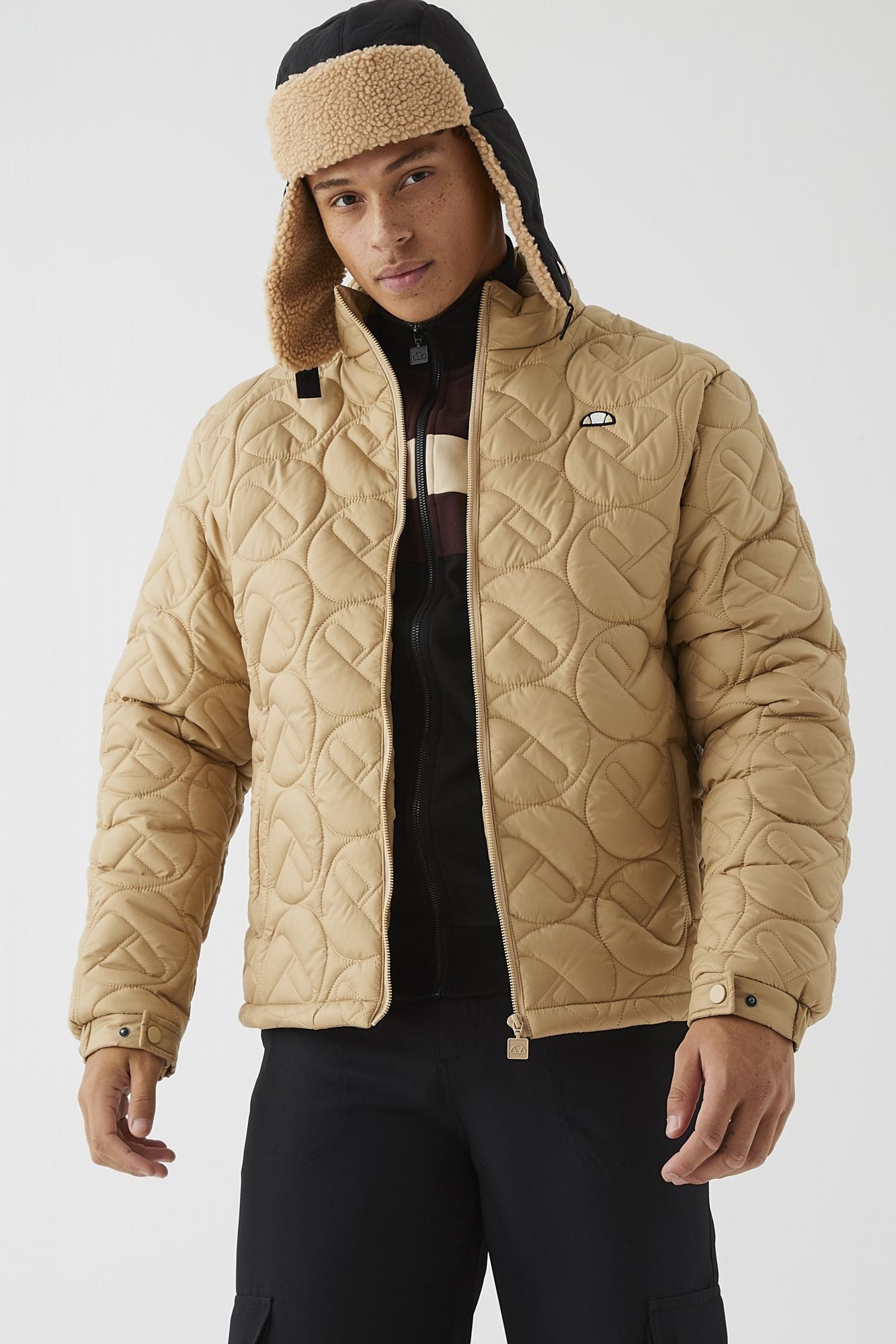 ELLESSE ALMOND TRAPPER en color NEGRO (3)