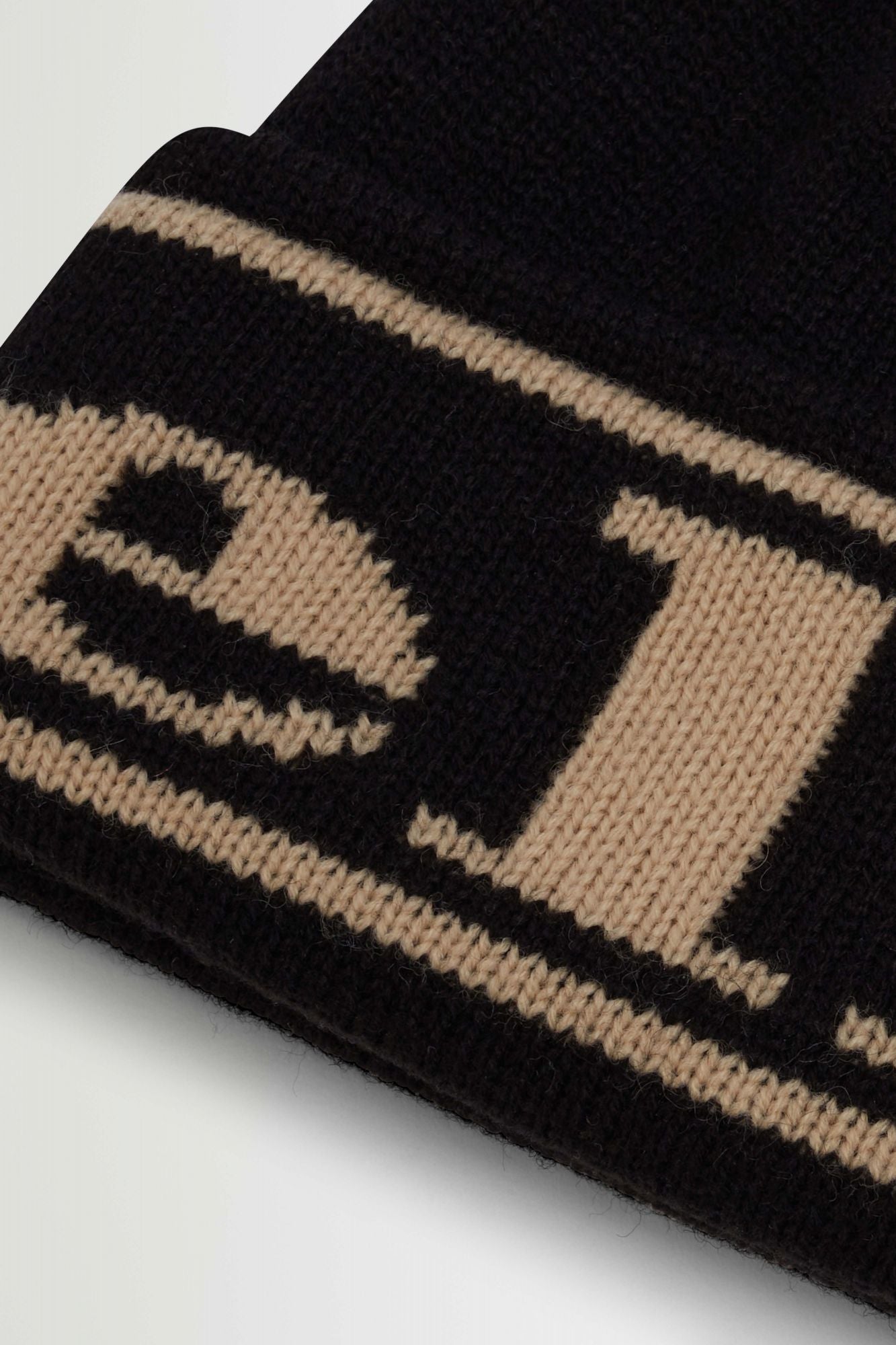 ELLESSE KELSKI BEANIE en color NEGRO (3)