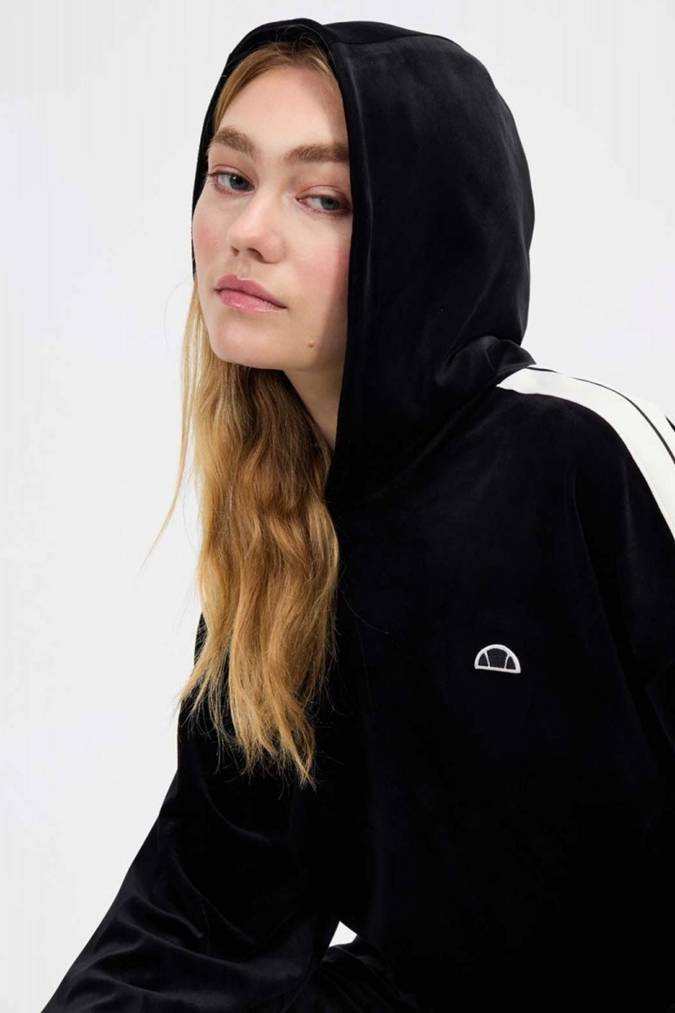 ELLESSE IZZIE OH HODDY en color NEGRO (3)