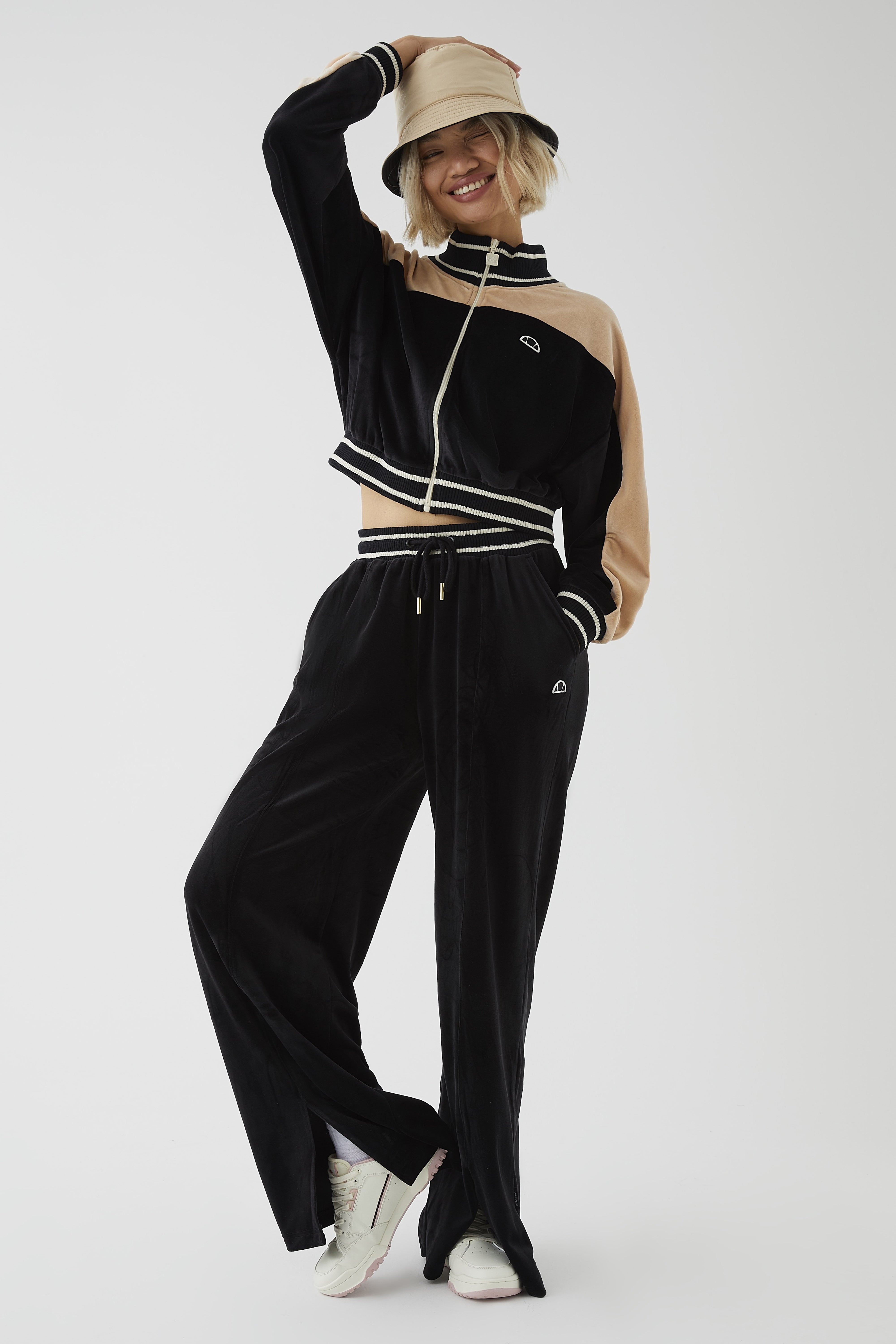 ELLESSE VELVET TRACK PANT en color NEGRO (3)