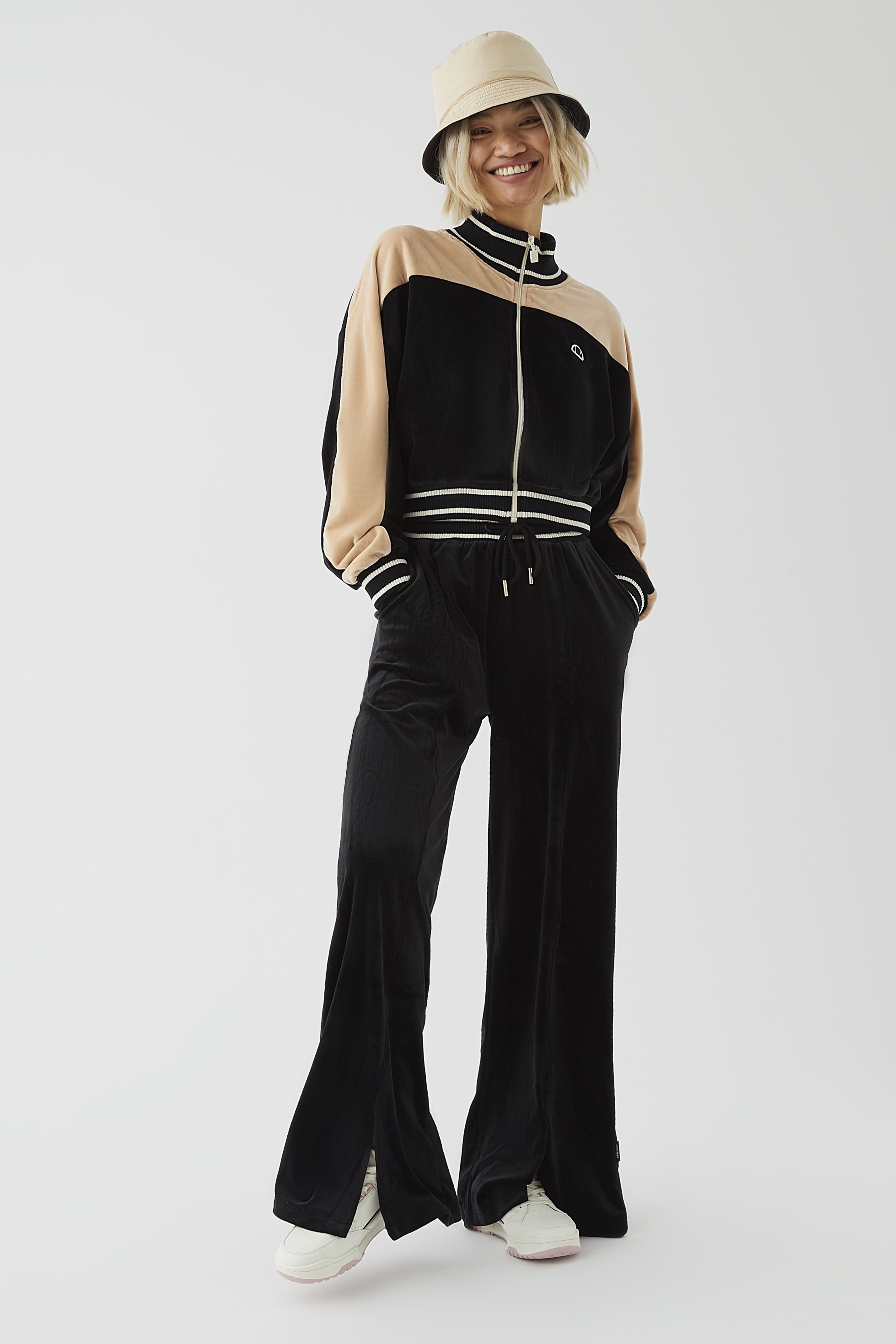 ELLESSE VELVET TRACK PANT en color NEGRO (4)